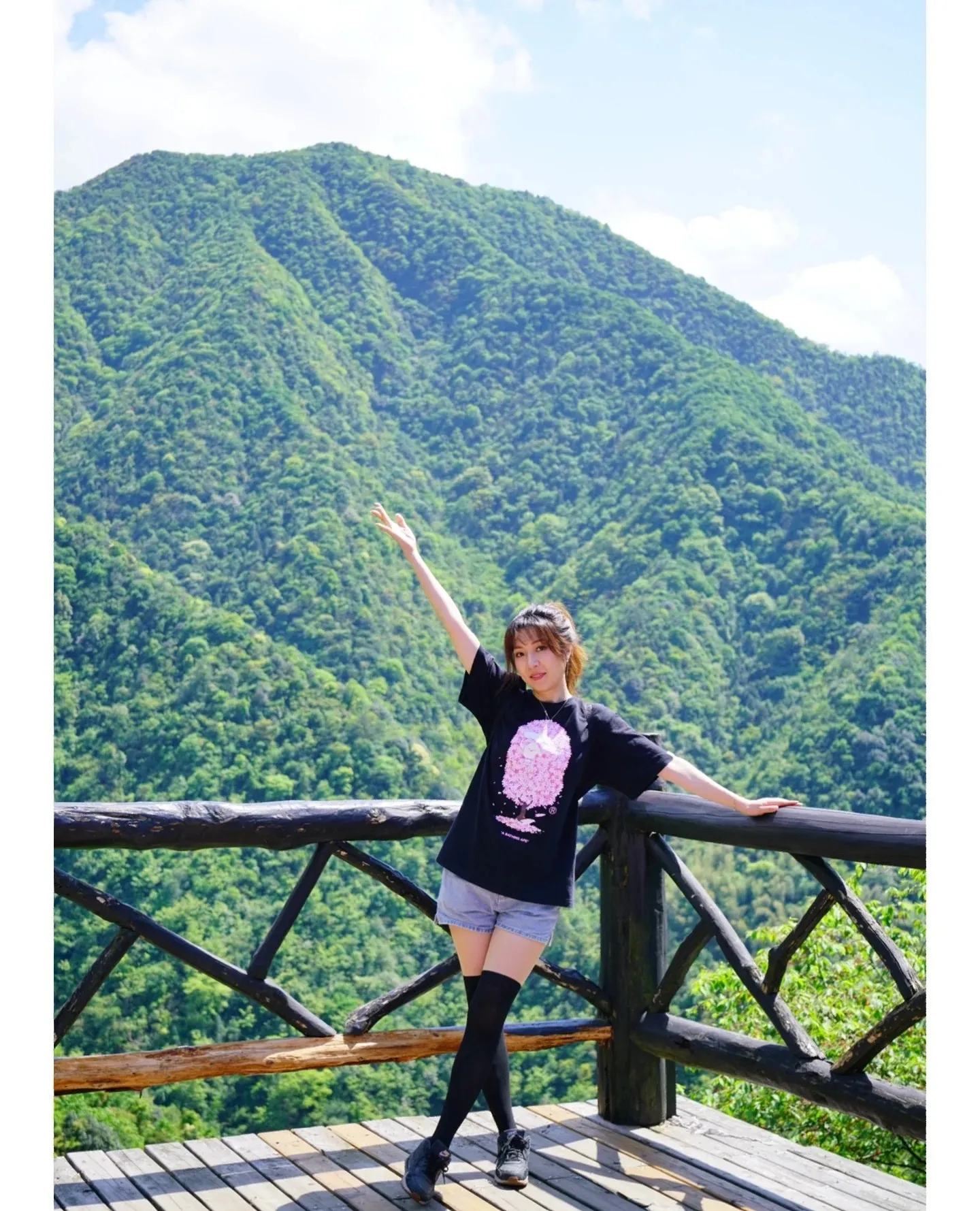 P110 001042 BAPE Sakura Tee SS20 Sakura limited ape short-sleeved T-shirt, same style for men and women, size smlxlxxl, black and white
