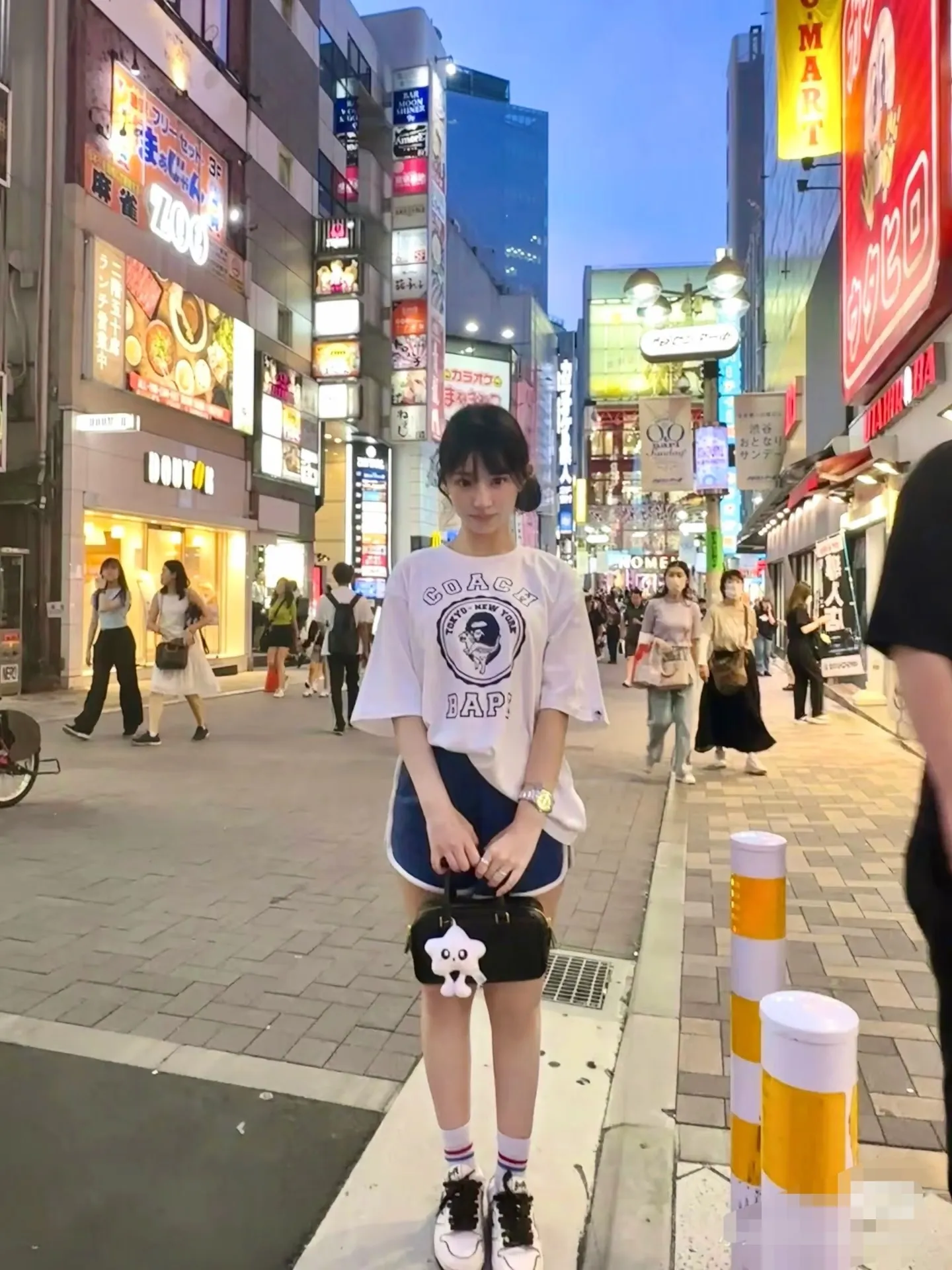 P110 001103 A BATHING APE BAPE x COACH co-branded dinosaur print pullover short-sleeved T-shirt, same style for men and women, size smlxlxxl, white black