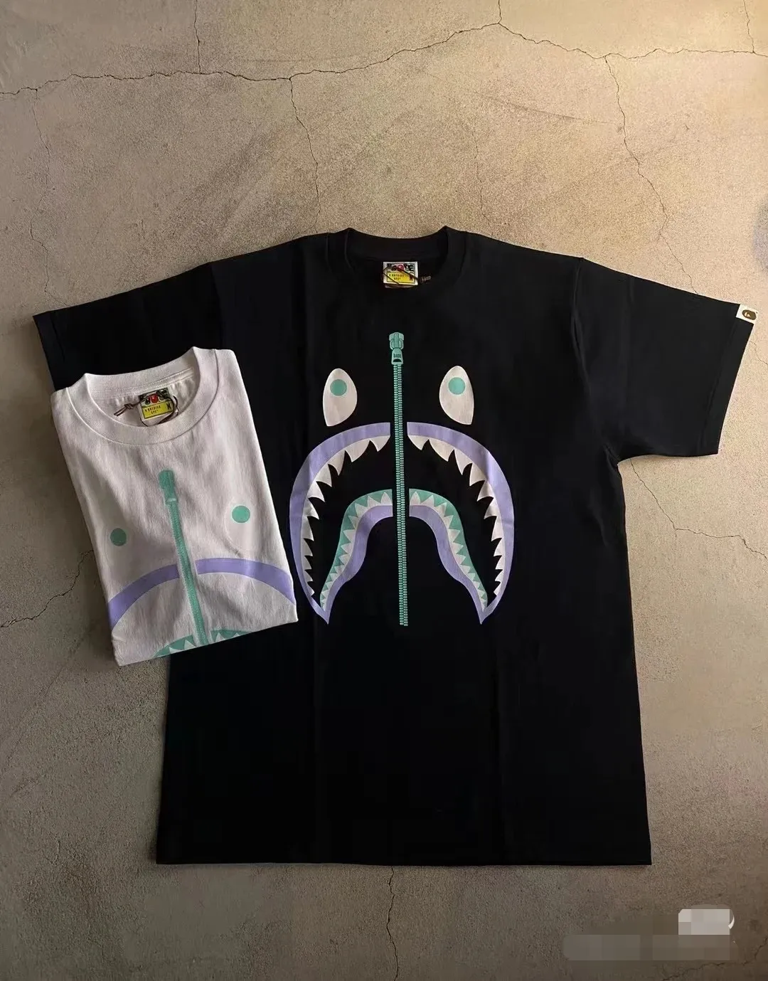 P110 001058 BAPE FW22 shark pattern printed round neck short-sleeved T-shirt, same style for men and women, size smlxlxxl, black and white