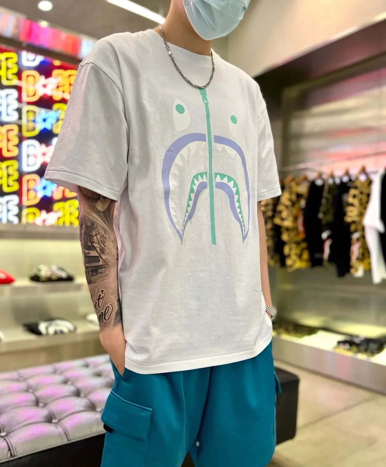 P110 001058 BAPE FW22 shark pattern printed round neck short-sleeved T-shirt, same style for men and women, size smlxlxxl, black and white