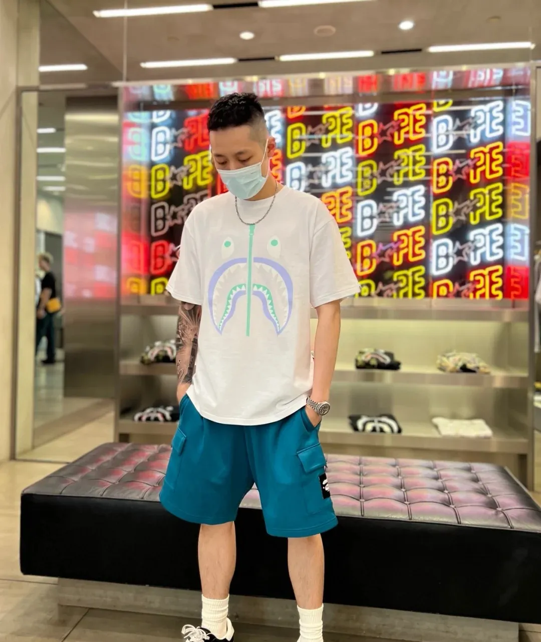 P110 001058 BAPE FW22 shark pattern printed round neck short-sleeved T-shirt, same style for men and women, size smlxlxxl, black and white