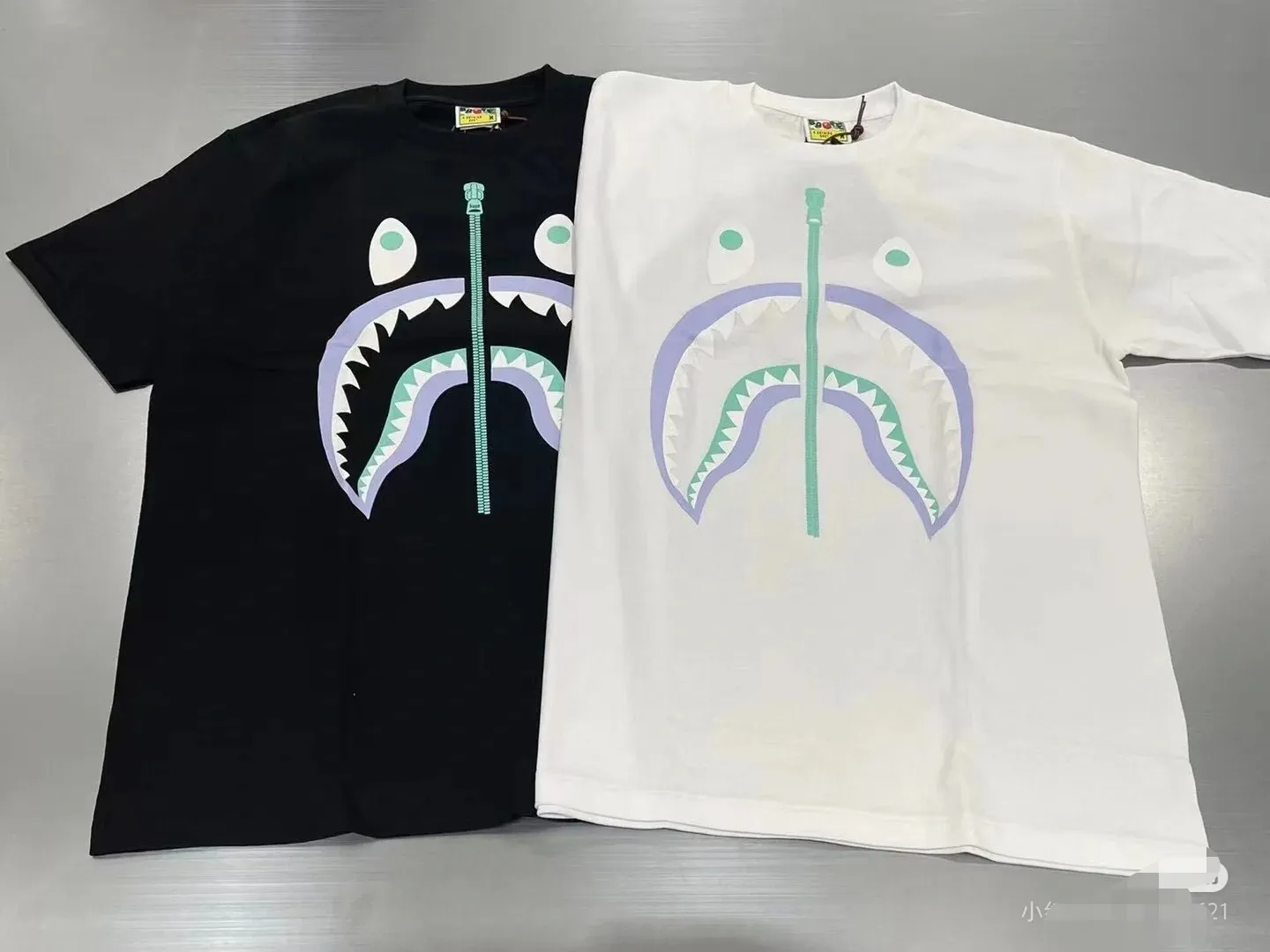 P110 001058 BAPE FW22 shark pattern printed round neck short-sleeved T-shirt, same style for men and women, size smlxlxxl, black and white