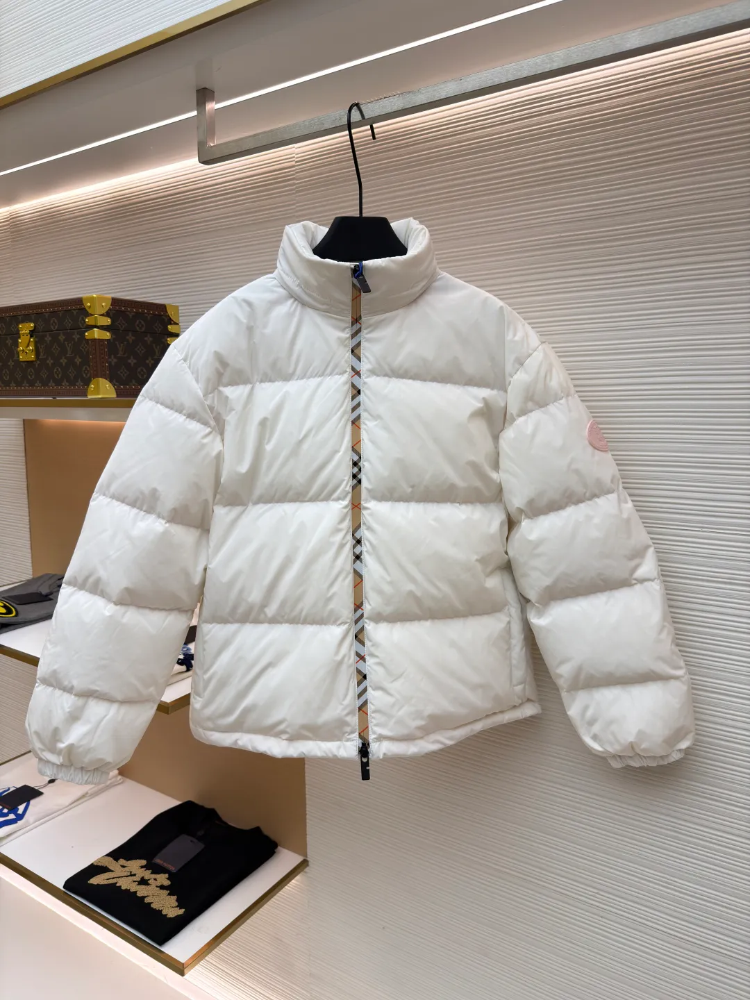 Burberry Hidden Hood Down Jacket [Women's Clothing] ●Original version: Purchased and developed for 14800 ●Item number: 1681159-D50 ●Fabric: white duck down fabric ●Technology: mechanical down filling ●Color: pink ●Version: fitted version ●Weight: about 805 grams ●Size: S-M-L ●Description: The front zipper and the edge of the detachable hood are decorated with the brand's signature plaid ribbon, a low-key interpretation of British aesthetics. The fitted silhouette adopts a conventional design and is suitable for various wearing scenarios. The chest is decorated with a knight's seal appliqué inspired by archive patterns from the 1980s, continuing the brand's deep historical heritage. The overall wiring is straight and delicate, the fabric is comfortable and soft, and the color is consistent without color difference. It can be matched with the same style to create a fashionable look and control various occasions. Customized accessories, complete with three standards, same style for men and women!