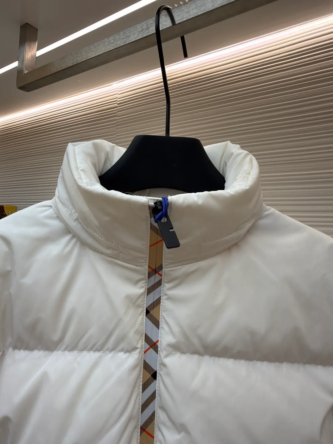 Burberry Hidden Hood Down Jacket [Women's Clothing] ●Original version: Purchased and developed for 14800 ●Item number: 1681159-D50 ●Fabric: white duck down fabric ●Technology: mechanical down filling ●Color: pink ●Version: fitted version ●Weight: about 805 grams ●Size: S-M-L ●Description: The front zipper and the edge of the detachable hood are decorated with the brand's signature plaid ribbon, a low-key interpretation of British aesthetics. The fitted silhouette adopts a conventional design and is suitable for various wearing scenarios. The chest is decorated with a knight's seal appliqué inspired by archive patterns from the 1980s, continuing the brand's deep historical heritage. The overall wiring is straight and delicate, the fabric is comfortable and soft, and the color is consistent without color difference. It can be matched with the same style to create a fashionable look and control various occasions. Customized accessories, complete with three standards, same style for men and women!