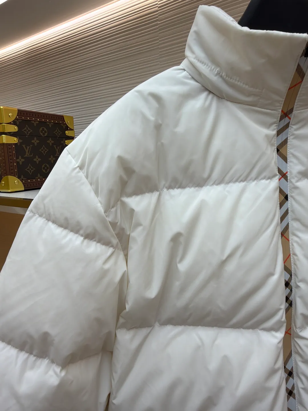 Burberry Hidden Hood Down Jacket [Women's Clothing] ●Original version: Purchased and developed for 14800 ●Item number: 1681159-D50 ●Fabric: white duck down fabric ●Technology: mechanical down filling ●Color: pink ●Version: fitted version ●Weight: about 805 grams ●Size: S-M-L ●Description: The front zipper and the edge of the detachable hood are decorated with the brand's signature plaid ribbon, a low-key interpretation of British aesthetics. The fitted silhouette adopts a conventional design and is suitable for various wearing scenarios. The chest is decorated with a knight's seal appliqué inspired by archive patterns from the 1980s, continuing the brand's deep historical heritage. The overall wiring is straight and delicate, the fabric is comfortable and soft, and the color is consistent without color difference. It can be matched with the same style to create a fashionable look and control various occasions. Customized accessories, complete with three standards, same style for men and women!