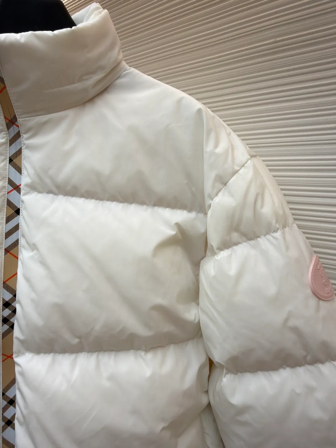 Burberry Hidden Hood Down Jacket [Women's Clothing] ●Original version: Purchased and developed for 14800 ●Item number: 1681159-D50 ●Fabric: white duck down fabric ●Technology: mechanical down filling ●Color: pink ●Version: fitted version ●Weight: about 805 grams ●Size: S-M-L ●Description: The front zipper and the edge of the detachable hood are decorated with the brand's signature plaid ribbon, a low-key interpretation of British aesthetics. The fitted silhouette adopts a conventional design and is suitable for various wearing scenarios. The chest is decorated with a knight's seal appliqué inspired by archive patterns from the 1980s, continuing the brand's deep historical heritage. The overall wiring is straight and delicate, the fabric is comfortable and soft, and the color is consistent without color difference. It can be matched with the same style to create a fashionable look and control various occasions. Customized accessories, complete with three standards, same style for men and women!