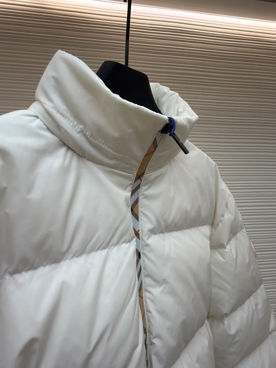 Burberry Hidden Hood Down Jacket [Women's Clothing] ●Original version: Purchased and developed for 14800 ●Item number: 1681159-D50 ●Fabric: white duck down fabric ●Technology: mechanical down filling ●Color: pink ●Version: fitted version ●Weight: about 805 grams ●Size: S-M-L ●Description: The front zipper and the edge of the detachable hood are decorated with the brand's signature plaid ribbon, a low-key interpretation of British aesthetics. The fitted silhouette adopts a conventional design and is suitable for various wearing scenarios. The chest is decorated with a knight's seal appliqué inspired by archive patterns from the 1980s, continuing the brand's deep historical heritage. The overall wiring is straight and delicate, the fabric is comfortable and soft, and the color is consistent without color difference. It can be matched with the same style to create a fashionable look and control various occasions. Customized accessories, complete with three standards, same style for men and women!