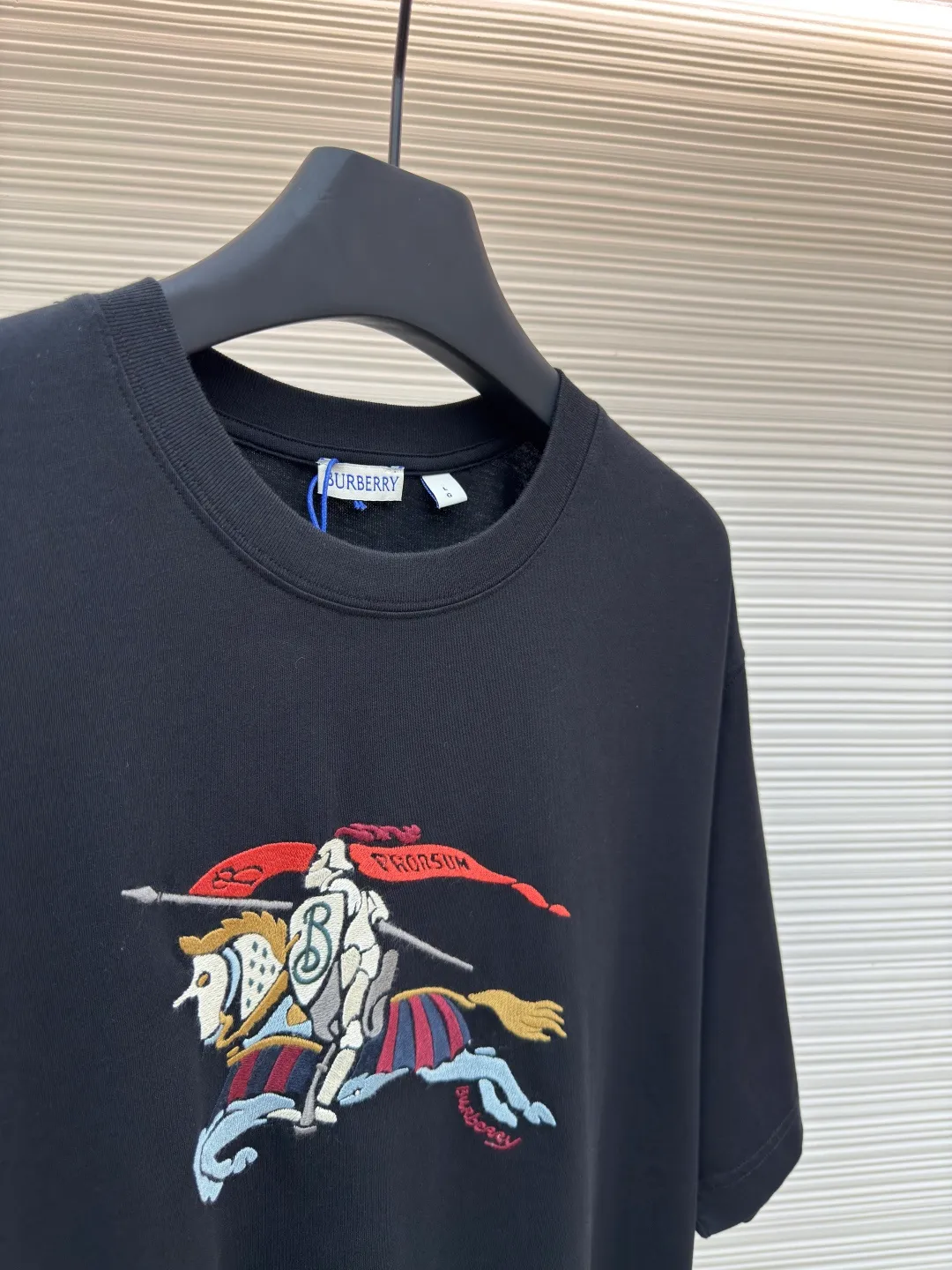 BURBERRY Colorful Cavalry Embroidered Round Neck Short Sleeve ●Original version: Purchased and developed by 2639 ●Item number: 1680692-A05 ●Fabric: pure cotton fabric ●Technology: embroidery production ●Version: fitted version ●Weight: about 240g ●Size: S-M-L-XL ●Description: Made of 15S fine cotton plain weave, 230g; with 32S double yarn thread, 300g. Fine cotton fabrics usually have better moisture absorption, breathability, wear resistance, and are also softer and smoother. Vintage fine cotton fabric is a relatively thick cotton fabric that has been carefully processed and treated to have excellent texture and performance. It feels soft and comfortable and fits the skin very well when worn. The colorful cavalry pattern is made of tatami embroidery. The geometric structure of tatami weaving and the embroidery stitches simulate its closely arranged rectangular units, which is a counted embroidery. High-precision operating machinery and equipment create tatami embroidery, using fixed-dyed mercerized embroidery thread, which presents a high-grade gloss and is more flexible than ordinary embroidery thread. The overall smoothness, detail processing, neatness with needles, smoothness and brightness, clear silk lines, and the edges are too neat as if cut by a knife. The overall wiring is straight and delicate, the fabric is comfortable and soft, and the color is consistent without color difference. It can be matched with the same style to create a fashionable look and control various occasions. Customized accessories, complete with three standards, same style for men and women!