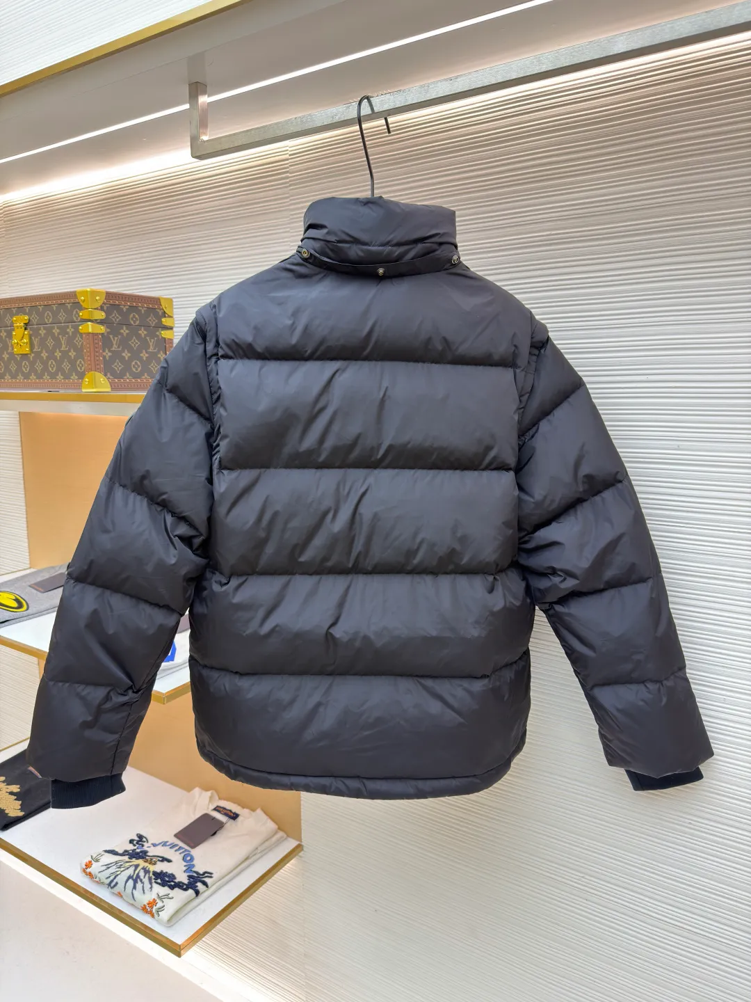 Burberry detachable sleeve down jacket ●Original version: purchased and developed by 13064 ●Item number: 1682184-C85 ●Fabric: goose down fabric ●Technology: mechanical down filling ●Color: black ●Version: fitted version ●Weight: about 1090 grams ●Size: S-M-L-XL ●Description: Filled with goose down and thermal fiber. Decorated with the brand's knight's seal appliqué, inspired by archival graphics from the 1980s. Incorporating detachable sleeve design, you can freely switch between jacket and vest styles. Featuring a relaxed fit, the detachable hood and collar are lined in wool and accented with Burberry check. Two-way zip closure and detachable drawstring hood. Detachable sleeves Side zip pockets Drawstring hem Windproof cuffs Burberry check lining on hood and collar Knight seal appliqué on sleeves. The overall wiring is straight and delicate, the fabric is comfortable and soft, and the color is consistent without color difference. It can be matched with the same style to create a fashionable look and control various occasions. Customized accessories, complete with three standards, same style for men and women!