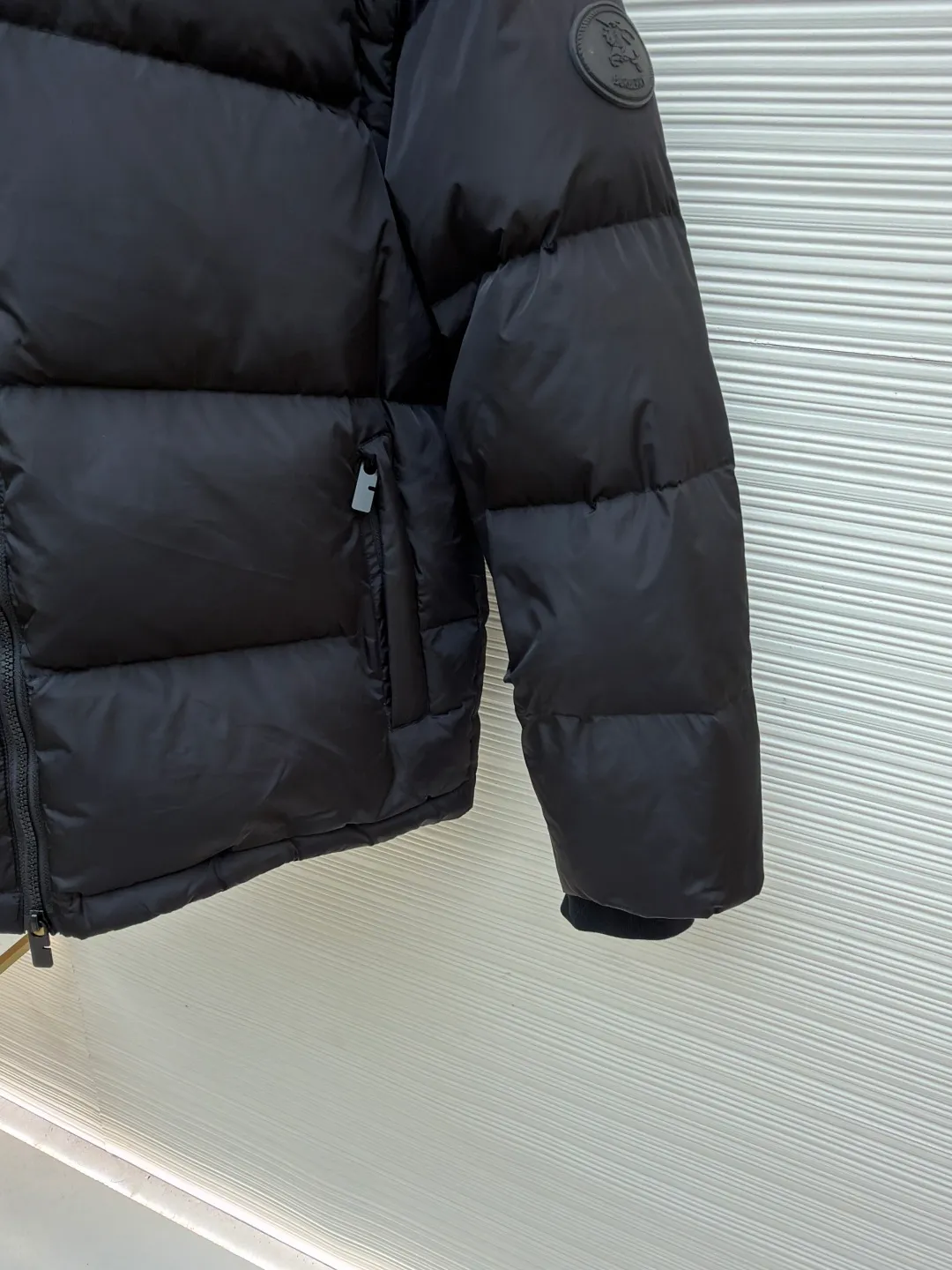 Burberry detachable sleeve down jacket ●Original version: purchased and developed by 13064 ●Item number: 1682184-C85 ●Fabric: goose down fabric ●Technology: mechanical down filling ●Color: black ●Version: fitted version ●Weight: about 1090 grams ●Size: S-M-L-XL ●Description: Filled with goose down and thermal fiber. Decorated with the brand's knight's seal appliqué, inspired by archival graphics from the 1980s. Incorporating detachable sleeve design, you can freely switch between jacket and vest styles. Featuring a relaxed fit, the detachable hood and collar are lined in wool and accented with Burberry check. Two-way zip closure and detachable drawstring hood. Detachable sleeves Side zip pockets Drawstring hem Windproof cuffs Burberry check lining on hood and collar Knight seal appliqué on sleeves. The overall wiring is straight and delicate, the fabric is comfortable and soft, and the color is consistent without color difference. It can be matched with the same style to create a fashionable look and control various occasions. Customized accessories, complete with three standards, same style for men and women!