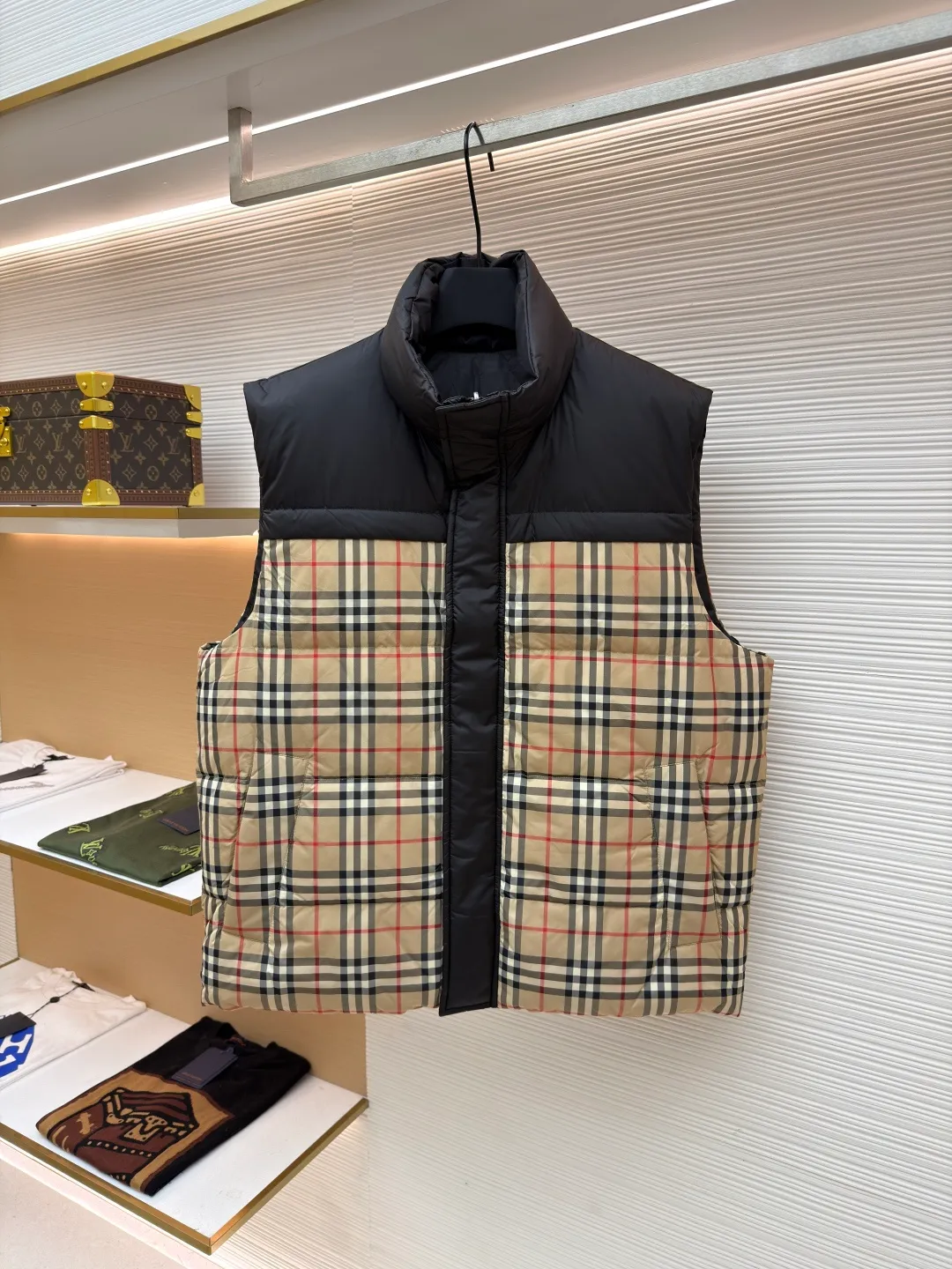 Burberry pattern reversible down vest ●Original version: Purchased and developed at 5899 ●Item number: 1681077-C75 ●Fabric: Goose down fabric ●Technology: Positioning cutting machine ●Version: Fitted version ●Weight: about 660 grams ●Size: S-M-L-XL ●Description: Original purchase from Beijing SKP 21600 Shoulder seams should be aligned front and back, left and right, collar and cuffs should be aligned, fabric should not be too skewed The parking space needs to be adjusted to ensure perfect alignment. The Pegasus logo on the other side is made of unconventional three-dimensional raw rubber. The four-button buckle is made of brass bottom buckle and is customized from the original alloy material. The sound of opening and closing is crisp. The overall wiring is straight and delicate, the fabric is comfortable and soft, and the color is consistent without color difference. It can be matched with the same style to create a fashionable look and control various occasions. Customized accessories, complete with three standards, same style for men and women!
