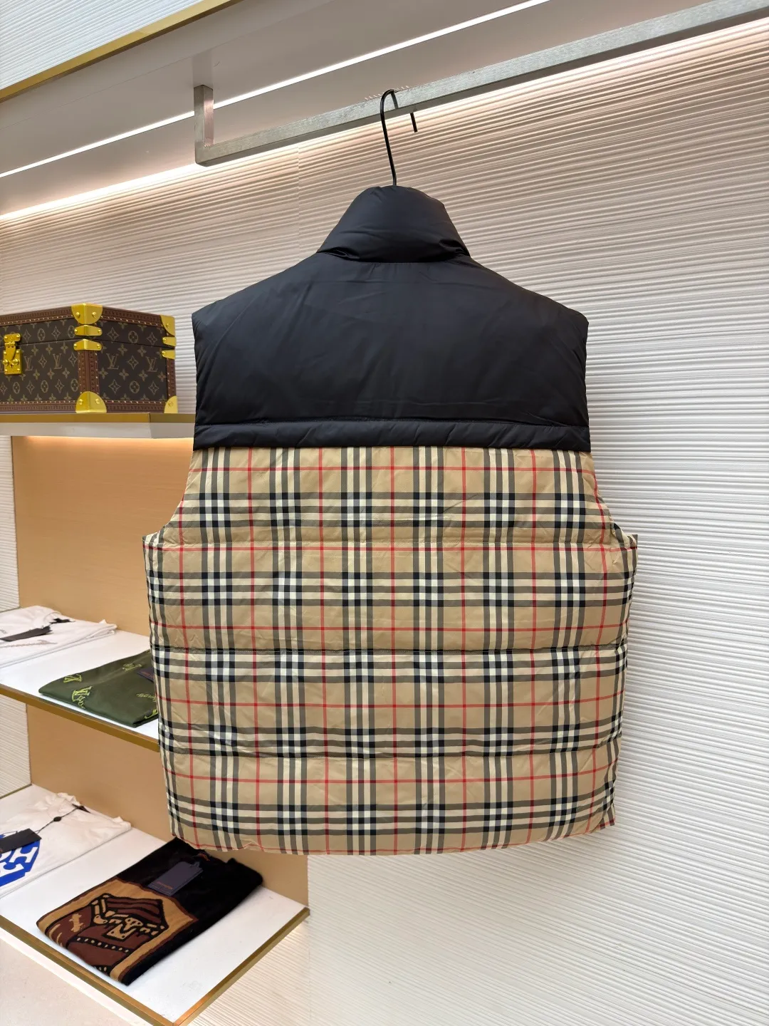 Burberry pattern reversible down vest ●Original version: Purchased and developed at 5899 ●Item number: 1681077-C75 ●Fabric: Goose down fabric ●Technology: Positioning cutting machine ●Version: Fitted version ●Weight: about 660 grams ●Size: S-M-L-XL ●Description: Original purchase from Beijing SKP 21600 Shoulder seams should be aligned front and back, left and right, collar and cuffs should be aligned, fabric should not be too skewed The parking space needs to be adjusted to ensure perfect alignment. The Pegasus logo on the other side is made of unconventional three-dimensional raw rubber. The four-button buckle is made of brass bottom buckle and is customized from the original alloy material. The sound of opening and closing is crisp. The overall wiring is straight and delicate, the fabric is comfortable and soft, and the color is consistent without color difference. It can be matched with the same style to create a fashionable look and control various occasions. Customized accessories, complete with three standards, same style for men and women!