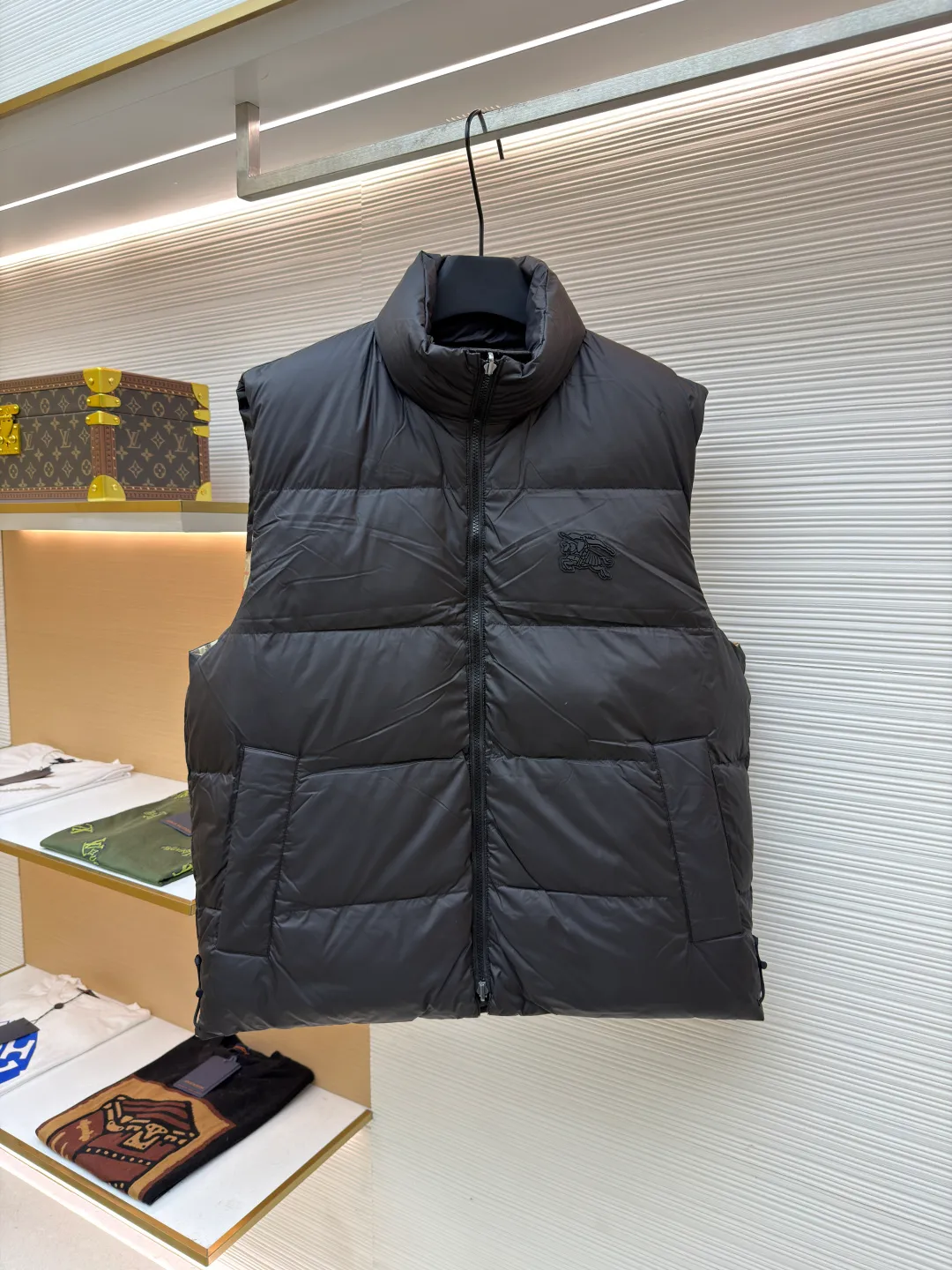 Burberry pattern reversible down vest ●Original version: Purchased and developed at 5899 ●Item number: 1681077-C75 ●Fabric: Goose down fabric ●Technology: Positioning cutting machine ●Version: Fitted version ●Weight: about 660 grams ●Size: S-M-L-XL ●Description: Original purchase from Beijing SKP 21600 Shoulder seams should be aligned front and back, left and right, collar and cuffs should be aligned, fabric should not be too skewed The parking space needs to be adjusted to ensure perfect alignment. The Pegasus logo on the other side is made of unconventional three-dimensional raw rubber. The four-button buckle is made of brass bottom buckle and is customized from the original alloy material. The sound of opening and closing is crisp. The overall wiring is straight and delicate, the fabric is comfortable and soft, and the color is consistent without color difference. It can be matched with the same style to create a fashionable look and control various occasions. Customized accessories, complete with three standards, same style for men and women!