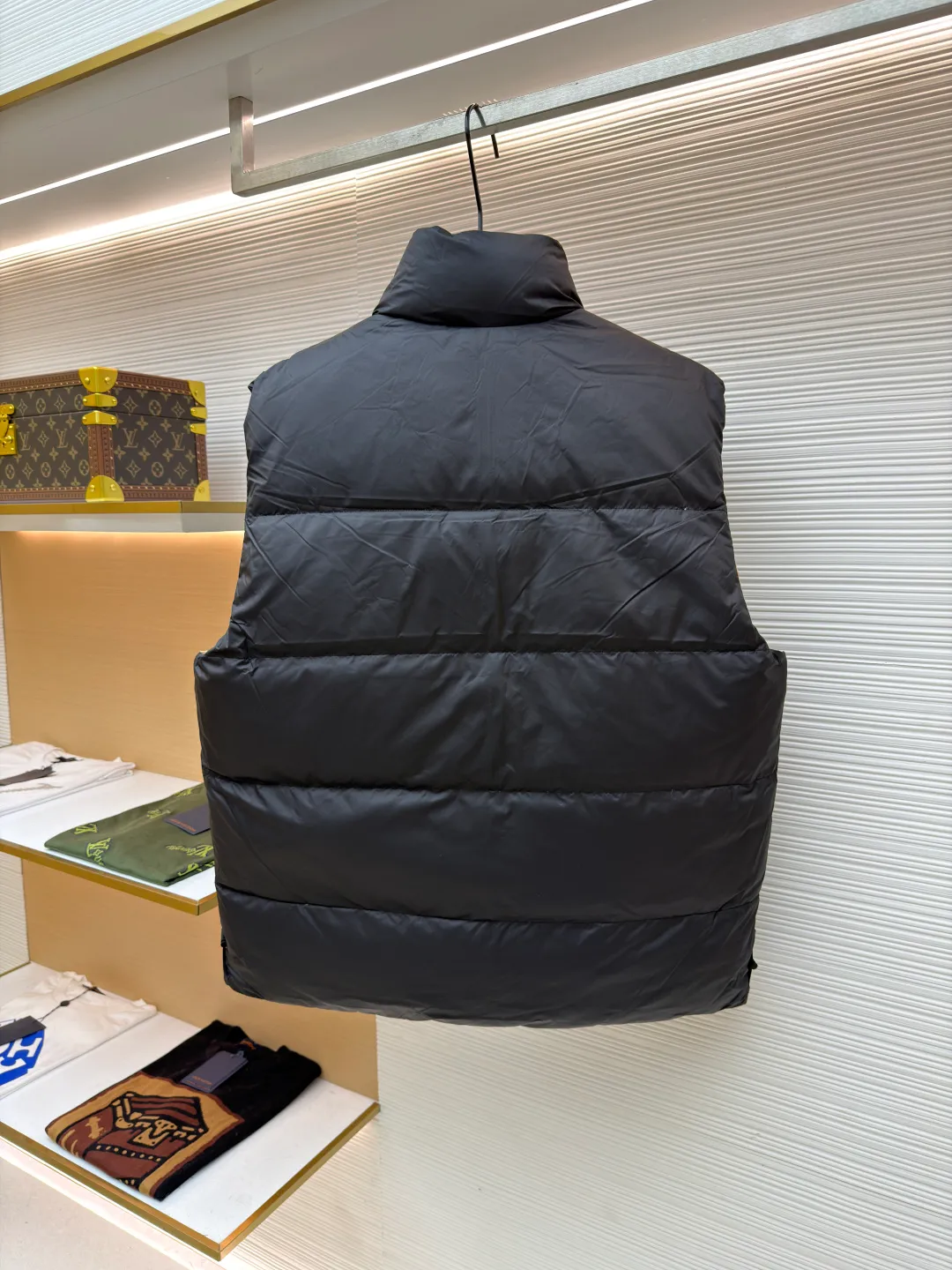 Burberry pattern reversible down vest ●Original version: Purchased and developed at 5899 ●Item number: 1681077-C75 ●Fabric: Goose down fabric ●Technology: Positioning cutting machine ●Version: Fitted version ●Weight: about 660 grams ●Size: S-M-L-XL ●Description: Original purchase from Beijing SKP 21600 Shoulder seams should be aligned front and back, left and right, collar and cuffs should be aligned, fabric should not be too skewed The parking space needs to be adjusted to ensure perfect alignment. The Pegasus logo on the other side is made of unconventional three-dimensional raw rubber. The four-button buckle is made of brass bottom buckle and is customized from the original alloy material. The sound of opening and closing is crisp. The overall wiring is straight and delicate, the fabric is comfortable and soft, and the color is consistent without color difference. It can be matched with the same style to create a fashionable look and control various occasions. Customized accessories, complete with three standards, same style for men and women!