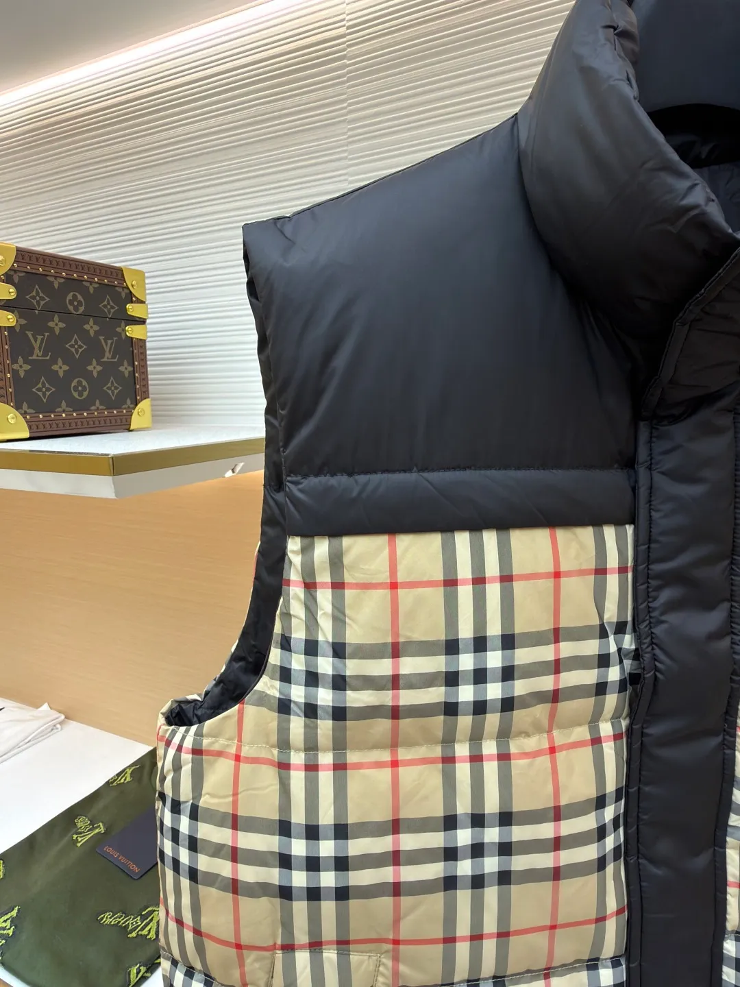 Burberry pattern reversible down vest ●Original version: Purchased and developed at 5899 ●Item number: 1681077-C75 ●Fabric: Goose down fabric ●Technology: Positioning cutting machine ●Version: Fitted version ●Weight: about 660 grams ●Size: S-M-L-XL ●Description: Original purchase from Beijing SKP 21600 Shoulder seams should be aligned front and back, left and right, collar and cuffs should be aligned, fabric should not be too skewed The parking space needs to be adjusted to ensure perfect alignment. The Pegasus logo on the other side is made of unconventional three-dimensional raw rubber. The four-button buckle is made of brass bottom buckle and is customized from the original alloy material. The sound of opening and closing is crisp. The overall wiring is straight and delicate, the fabric is comfortable and soft, and the color is consistent without color difference. It can be matched with the same style to create a fashionable look and control various occasions. Customized accessories, complete with three standards, same style for men and women!