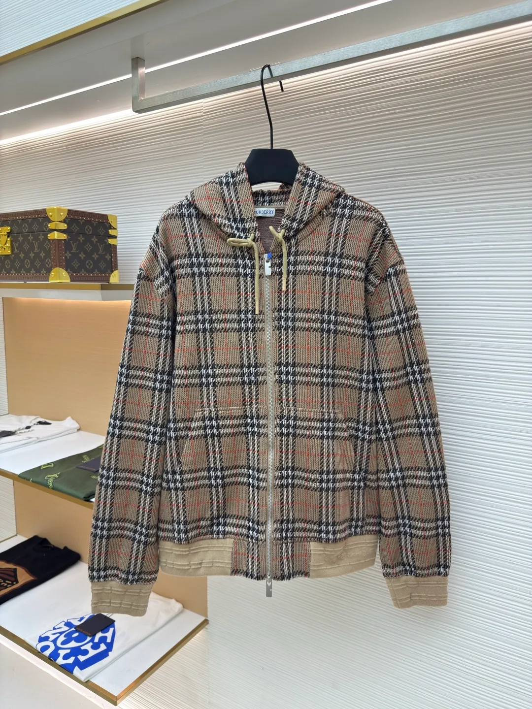BURBERRY cotton blend plaid zipper cardigan ●Authentic product: Purchased and developed by 4504 ●Item number: 1680518-C10 ●Fabric: Elastic fiber blended fabric ●Technology: Made on positioning cutting machine ●Version: loose version ●Weight: about 845 grams ●Size: S-M-L-XL ●Description: Made of cotton as the main body, fed with 6% polyester fiber and 2% elastic fiber blend. Cotton fiber is naturally skin-friendly, soft, and highly absorbent. Its structural properties preserve the breathability of the fabric and reduce stuffiness. The addition of a small amount of elastic fiber and polyester fiber significantly improves the stretch and resilience of the fabric, while also enhancing wrinkle resistance and shape retention, and reducing shrinkage. Plaid lines form a looming relief effect through the changes in yarn color and weave, which are smooth to the touch but rich in visual layers. The jacquard process weaves the pattern into the bone, making it resistant to fading and wear and tear after repeated washing. Precise cutting and positioning cutting machine: Use positioning cutting machine equipment to accurately cut fabrics, and improve the overall quality through optical positioning and mechanical positioning. Ensure that every product meets the high standards of alignment and alignment. The overall wiring is straight and delicate, the fabric is comfortable and soft, and the color is consistent without color difference. It can be matched with the same style to create a fashionable look and control various occasions. Customized accessories, complete with three standards, same style for men and women!