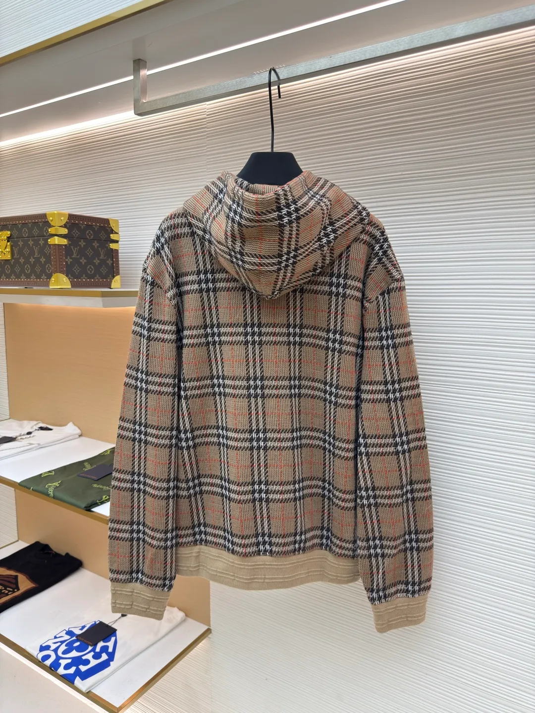 BURBERRY cotton blend plaid zipper cardigan ●Authentic product: Purchased and developed by 4504 ●Item number: 1680518-C10 ●Fabric: Elastic fiber blended fabric ●Technology: Made on positioning cutting machine ●Version: loose version ●Weight: about 845 grams ●Size: S-M-L-XL ●Description: Made of cotton as the main body, fed with 6% polyester fiber and 2% elastic fiber blend. Cotton fiber is naturally skin-friendly, soft, and highly absorbent. Its structural properties preserve the breathability of the fabric and reduce stuffiness. The addition of a small amount of elastic fiber and polyester fiber significantly improves the stretch and resilience of the fabric, while also enhancing wrinkle resistance and shape retention, and reducing shrinkage. Plaid lines form a looming relief effect through the changes in yarn color and weave, which are smooth to the touch but rich in visual layers. The jacquard process weaves the pattern into the bone, making it resistant to fading and wear and tear after repeated washing. Precise cutting and positioning cutting machine: Use positioning cutting machine equipment to accurately cut fabrics, and improve the overall quality through optical positioning and mechanical positioning. Ensure that every product meets the high standards of alignment and alignment. The overall wiring is straight and delicate, the fabric is comfortable and soft, and the color is consistent without color difference. It can be matched with the same style to create a fashionable look and control various occasions. Customized accessories, complete with three standards, same style for men and women!