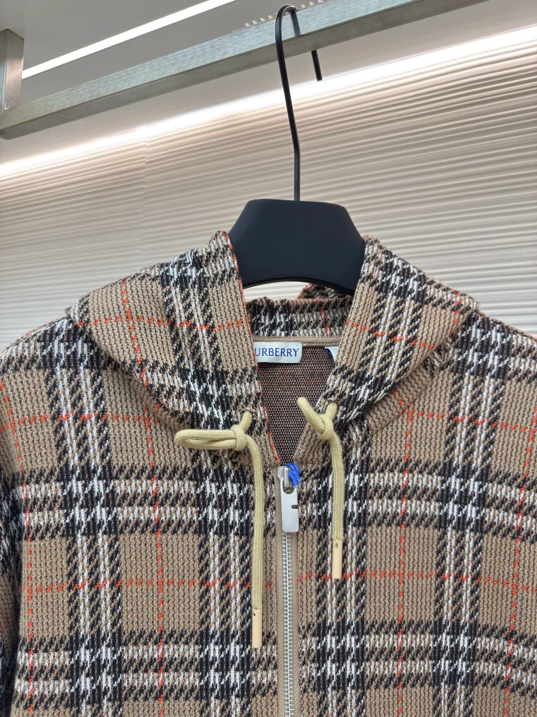 BURBERRY cotton blend plaid zipper cardigan ●Authentic product: Purchased and developed by 4504 ●Item number: 1680518-C10 ●Fabric: Elastic fiber blended fabric ●Technology: Made on positioning cutting machine ●Version: loose version ●Weight: about 845 grams ●Size: S-M-L-XL ●Description: Made of cotton as the main body, fed with 6% polyester fiber and 2% elastic fiber blend. Cotton fiber is naturally skin-friendly, soft, and highly absorbent. Its structural properties preserve the breathability of the fabric and reduce stuffiness. The addition of a small amount of elastic fiber and polyester fiber significantly improves the stretch and resilience of the fabric, while also enhancing wrinkle resistance and shape retention, and reducing shrinkage. Plaid lines form a looming relief effect through the changes in yarn color and weave, which are smooth to the touch but rich in visual layers. The jacquard process weaves the pattern into the bone, making it resistant to fading and wear and tear after repeated washing. Precise cutting and positioning cutting machine: Use positioning cutting machine equipment to accurately cut fabrics, and improve the overall quality through optical positioning and mechanical positioning. Ensure that every product meets the high standards of alignment and alignment. The overall wiring is straight and delicate, the fabric is comfortable and soft, and the color is consistent without color difference. It can be matched with the same style to create a fashionable look and control various occasions. Customized accessories, complete with three standards, same style for men and women!