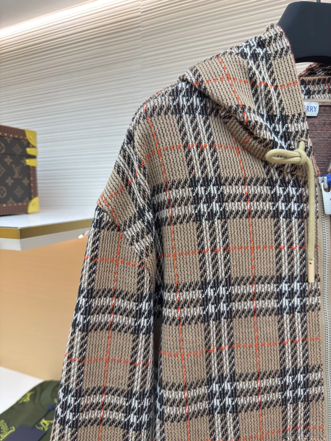 BURBERRY cotton blend plaid zipper cardigan ●Authentic product: Purchased and developed by 4504 ●Item number: 1680518-C10 ●Fabric: Elastic fiber blended fabric ●Technology: Made on positioning cutting machine ●Version: loose version ●Weight: about 845 grams ●Size: S-M-L-XL ●Description: Made of cotton as the main body, fed with 6% polyester fiber and 2% elastic fiber blend. Cotton fiber is naturally skin-friendly, soft, and highly absorbent. Its structural properties preserve the breathability of the fabric and reduce stuffiness. The addition of a small amount of elastic fiber and polyester fiber significantly improves the stretch and resilience of the fabric, while also enhancing wrinkle resistance and shape retention, and reducing shrinkage. Plaid lines form a looming relief effect through the changes in yarn color and weave, which are smooth to the touch but rich in visual layers. The jacquard process weaves the pattern into the bone, making it resistant to fading and wear and tear after repeated washing. Precise cutting and positioning cutting machine: Use positioning cutting machine equipment to accurately cut fabrics, and improve the overall quality through optical positioning and mechanical positioning. Ensure that every product meets the high standards of alignment and alignment. The overall wiring is straight and delicate, the fabric is comfortable and soft, and the color is consistent without color difference. It can be matched with the same style to create a fashionable look and control various occasions. Customized accessories, complete with three standards, same style for men and women!