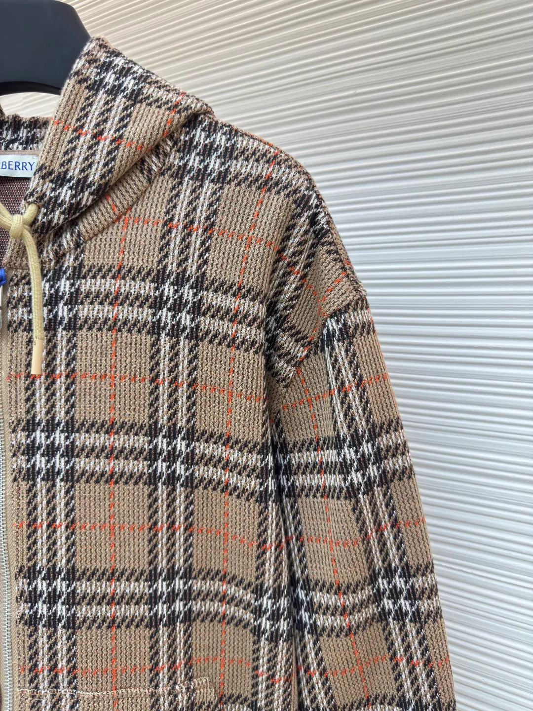 BURBERRY cotton blend plaid zipper cardigan ●Authentic product: Purchased and developed by 4504 ●Item number: 1680518-C10 ●Fabric: Elastic fiber blended fabric ●Technology: Made on positioning cutting machine ●Version: loose version ●Weight: about 845 grams ●Size: S-M-L-XL ●Description: Made of cotton as the main body, fed with 6% polyester fiber and 2% elastic fiber blend. Cotton fiber is naturally skin-friendly, soft, and highly absorbent. Its structural properties preserve the breathability of the fabric and reduce stuffiness. The addition of a small amount of elastic fiber and polyester fiber significantly improves the stretch and resilience of the fabric, while also enhancing wrinkle resistance and shape retention, and reducing shrinkage. Plaid lines form a looming relief effect through the changes in yarn color and weave, which are smooth to the touch but rich in visual layers. The jacquard process weaves the pattern into the bone, making it resistant to fading and wear and tear after repeated washing. Precise cutting and positioning cutting machine: Use positioning cutting machine equipment to accurately cut fabrics, and improve the overall quality through optical positioning and mechanical positioning. Ensure that every product meets the high standards of alignment and alignment. The overall wiring is straight and delicate, the fabric is comfortable and soft, and the color is consistent without color difference. It can be matched with the same style to create a fashionable look and control various occasions. Customized accessories, complete with three standards, same style for men and women!