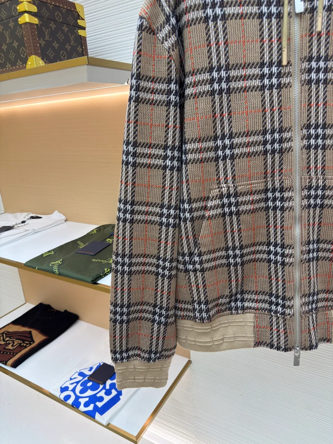 BURBERRY cotton blend plaid zipper cardigan ●Authentic product: Purchased and developed by 4504 ●Item number: 1680518-C10 ●Fabric: Elastic fiber blended fabric ●Technology: Made on positioning cutting machine ●Version: loose version ●Weight: about 845 grams ●Size: S-M-L-XL ●Description: Made of cotton as the main body, fed with 6% polyester fiber and 2% elastic fiber blend. Cotton fiber is naturally skin-friendly, soft, and highly absorbent. Its structural properties preserve the breathability of the fabric and reduce stuffiness. The addition of a small amount of elastic fiber and polyester fiber significantly improves the stretch and resilience of the fabric, while also enhancing wrinkle resistance and shape retention, and reducing shrinkage. Plaid lines form a looming relief effect through the changes in yarn color and weave, which are smooth to the touch but rich in visual layers. The jacquard process weaves the pattern into the bone, making it resistant to fading and wear and tear after repeated washing. Precise cutting and positioning cutting machine: Use positioning cutting machine equipment to accurately cut fabrics, and improve the overall quality through optical positioning and mechanical positioning. Ensure that every product meets the high standards of alignment and alignment. The overall wiring is straight and delicate, the fabric is comfortable and soft, and the color is consistent without color difference. It can be matched with the same style to create a fashionable look and control various occasions. Customized accessories, complete with three standards, same style for men and women!