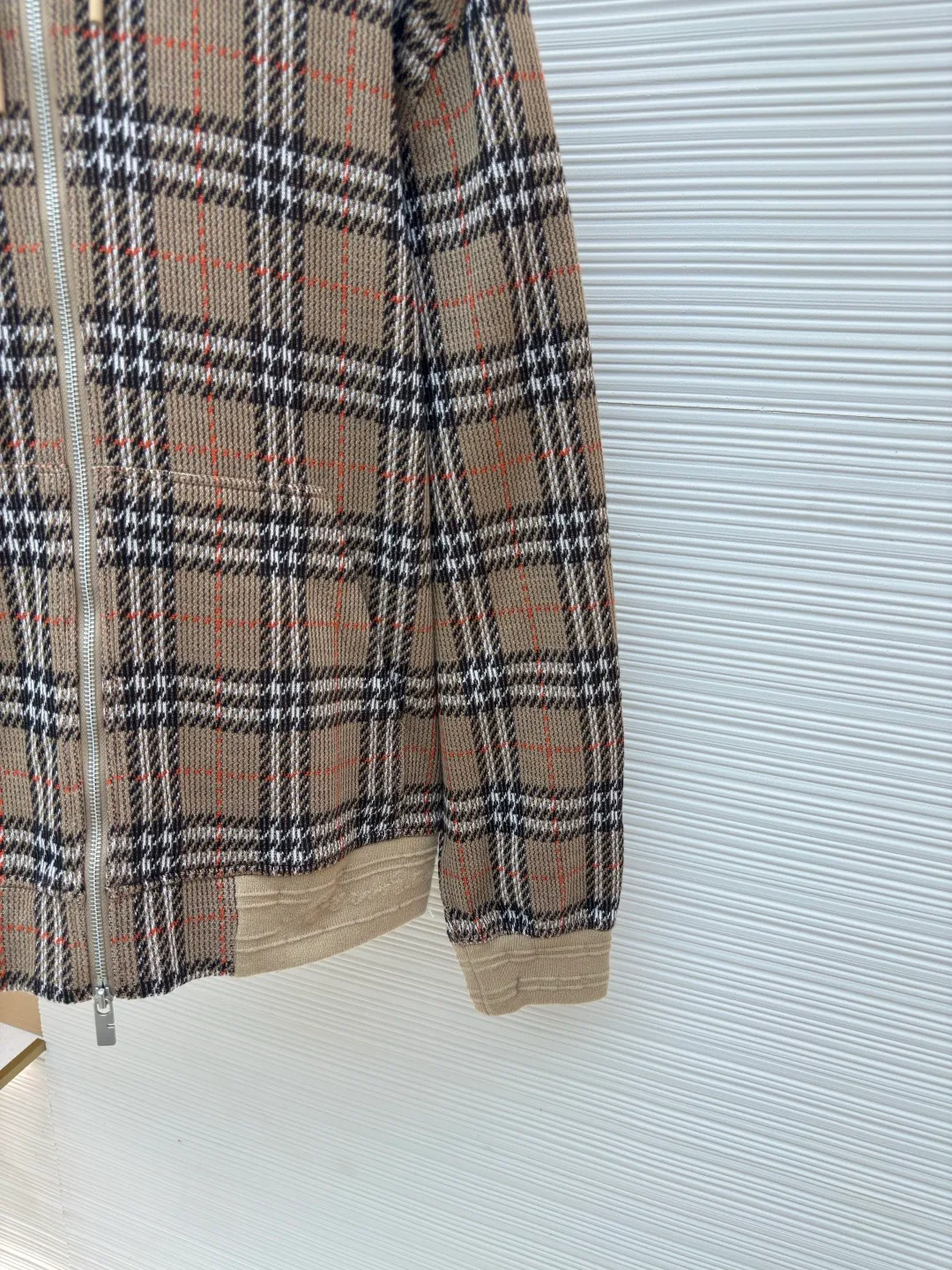 BURBERRY cotton blend plaid zipper cardigan ●Authentic product: Purchased and developed by 4504 ●Item number: 1680518-C10 ●Fabric: Elastic fiber blended fabric ●Technology: Made on positioning cutting machine ●Version: loose version ●Weight: about 845 grams ●Size: S-M-L-XL ●Description: Made of cotton as the main body, fed with 6% polyester fiber and 2% elastic fiber blend. Cotton fiber is naturally skin-friendly, soft, and highly absorbent. Its structural properties preserve the breathability of the fabric and reduce stuffiness. The addition of a small amount of elastic fiber and polyester fiber significantly improves the stretch and resilience of the fabric, while also enhancing wrinkle resistance and shape retention, and reducing shrinkage. Plaid lines form a looming relief effect through the changes in yarn color and weave, which are smooth to the touch but rich in visual layers. The jacquard process weaves the pattern into the bone, making it resistant to fading and wear and tear after repeated washing. Precise cutting and positioning cutting machine: Use positioning cutting machine equipment to accurately cut fabrics, and improve the overall quality through optical positioning and mechanical positioning. Ensure that every product meets the high standards of alignment and alignment. The overall wiring is straight and delicate, the fabric is comfortable and soft, and the color is consistent without color difference. It can be matched with the same style to create a fashionable look and control various occasions. Customized accessories, complete with three standards, same style for men and women!