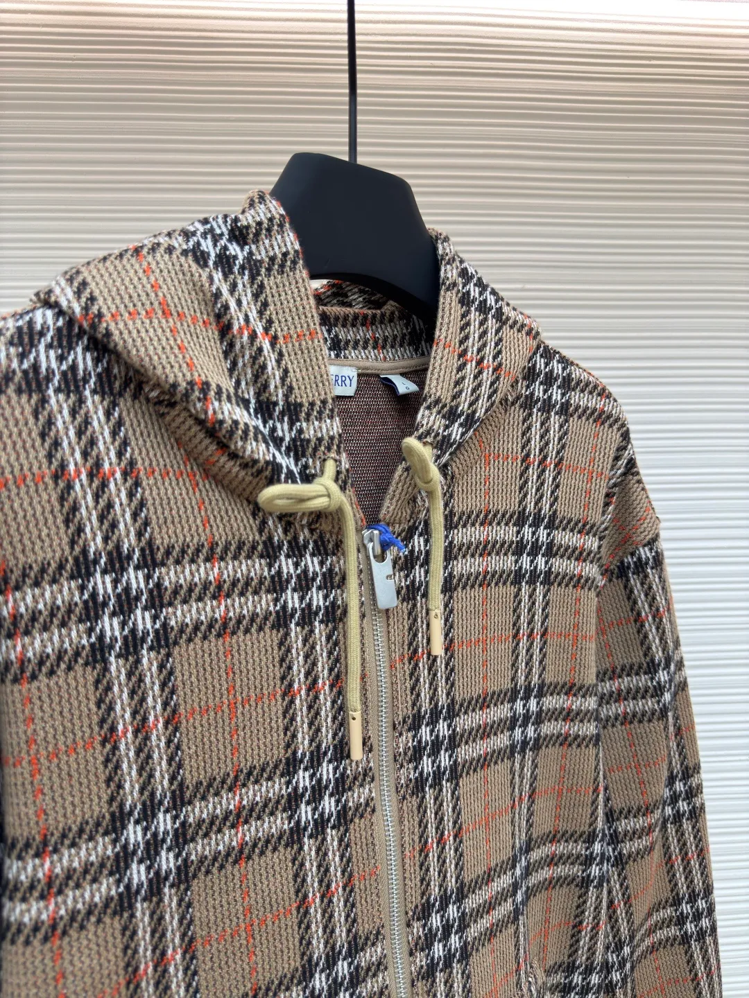 BURBERRY cotton blend plaid zipper cardigan ●Authentic product: Purchased and developed by 4504 ●Item number: 1680518-C10 ●Fabric: Elastic fiber blended fabric ●Technology: Made on positioning cutting machine ●Version: loose version ●Weight: about 845 grams ●Size: S-M-L-XL ●Description: Made of cotton as the main body, fed with 6% polyester fiber and 2% elastic fiber blend. Cotton fiber is naturally skin-friendly, soft, and highly absorbent. Its structural properties preserve the breathability of the fabric and reduce stuffiness. The addition of a small amount of elastic fiber and polyester fiber significantly improves the stretch and resilience of the fabric, while also enhancing wrinkle resistance and shape retention, and reducing shrinkage. Plaid lines form a looming relief effect through the changes in yarn color and weave, which are smooth to the touch but rich in visual layers. The jacquard process weaves the pattern into the bone, making it resistant to fading and wear and tear after repeated washing. Precise cutting and positioning cutting machine: Use positioning cutting machine equipment to accurately cut fabrics, and improve the overall quality through optical positioning and mechanical positioning. Ensure that every product meets the high standards of alignment and alignment. The overall wiring is straight and delicate, the fabric is comfortable and soft, and the color is consistent without color difference. It can be matched with the same style to create a fashionable look and control various occasions. Customized accessories, complete with three standards, same style for men and women!