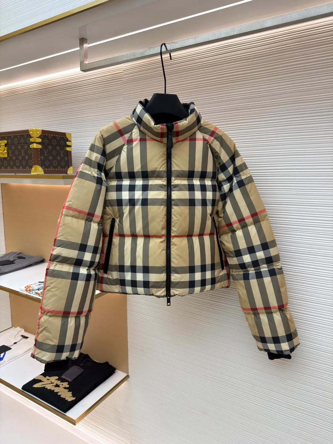 Burberry stand collar plaid short down jacket ●Original version: Purchased and developed by 5829 ●Item number: 1681400-D15 ●Material: white duck down fabric ●Technology: mechanical down filling ●Color: khaki ●Version: fitted version ●Weight: about 840 grams ●Size: S-M-L ●Description: This down jacket is made of classic plaid fabric, with harmonious color matching and precise plaid alignment, and the process is extremely difficult. The stand-up collar design fits the neck and is windproof and warm. Made of high-quality zippers, they are smooth, durable and complement the overall style. The body is filled with high-quality down, which is fluffy and full and has excellent warmth retention. The cut is a short version, neat and fashionable, with smooth lines. Every stitching is fine and neat, and the hemming process is exquisite to prevent linting and threading. From the precise alignment of the plaid to the even filling of down, to the workmanship of the details, all reflect the strict requirements for craftsmanship. It not only retains the recognition of the classic plaid, but also gives it excellent warmth and fashion through exquisite craftsmanship. The overall wiring is straight and delicate, the fabric is comfortable and soft, and the color is consistent without color difference. It can be matched with the same style to create a fashionable look and control various occasions. Customized accessories, complete with three standards, same style for men and women!