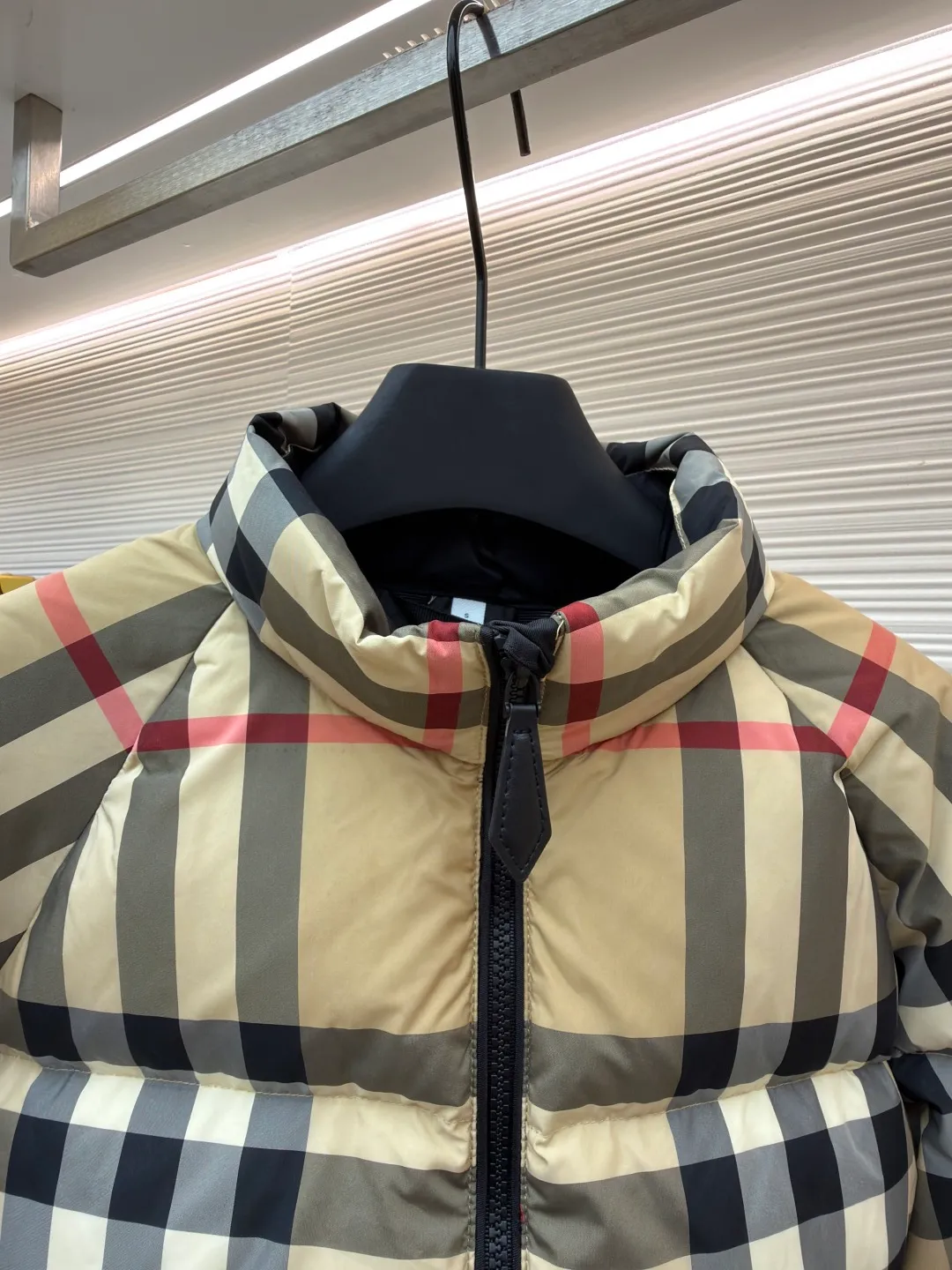 Burberry stand collar plaid short down jacket ●Original version: Purchased and developed by 5829 ●Item number: 1681400-D15 ●Material: white duck down fabric ●Technology: mechanical down filling ●Color: khaki ●Version: fitted version ●Weight: about 840 grams ●Size: S-M-L ●Description: This down jacket is made of classic plaid fabric, with harmonious color matching and precise plaid alignment, and the process is extremely difficult. The stand-up collar design fits the neck and is windproof and warm. Made of high-quality zippers, they are smooth, durable and complement the overall style. The body is filled with high-quality down, which is fluffy and full and has excellent warmth retention. The cut is a short version, neat and fashionable, with smooth lines. Every stitching is fine and neat, and the hemming process is exquisite to prevent linting and threading. From the precise alignment of the plaid to the even filling of down, to the workmanship of the details, all reflect the strict requirements for craftsmanship. It not only retains the recognition of the classic plaid, but also gives it excellent warmth and fashion through exquisite craftsmanship. The overall wiring is straight and delicate, the fabric is comfortable and soft, and the color is consistent without color difference. It can be matched with the same style to create a fashionable look and control various occasions. Customized accessories, complete with three standards, same style for men and women!