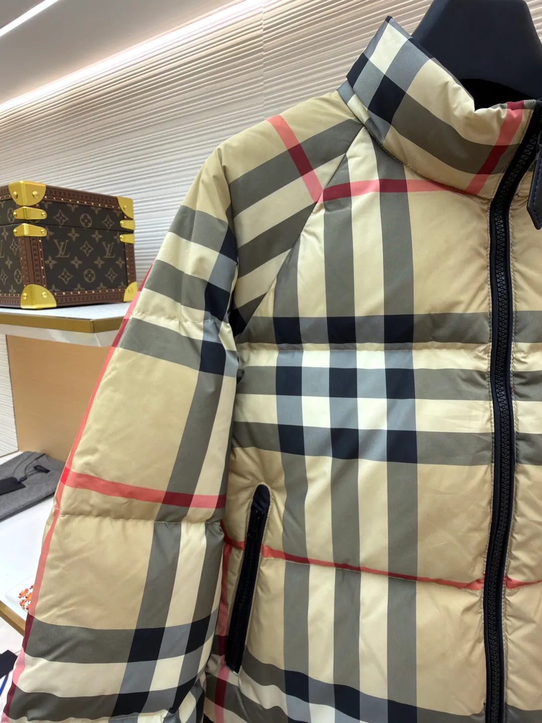 Burberry stand collar plaid short down jacket ●Original version: Purchased and developed by 5829 ●Item number: 1681400-D15 ●Material: white duck down fabric ●Technology: mechanical down filling ●Color: khaki ●Version: fitted version ●Weight: about 840 grams ●Size: S-M-L ●Description: This down jacket is made of classic plaid fabric, with harmonious color matching and precise plaid alignment, and the process is extremely difficult. The stand-up collar design fits the neck and is windproof and warm. Made of high-quality zippers, they are smooth, durable and complement the overall style. The body is filled with high-quality down, which is fluffy and full and has excellent warmth retention. The cut is a short version, neat and fashionable, with smooth lines. Every stitching is fine and neat, and the hemming process is exquisite to prevent linting and threading. From the precise alignment of the plaid to the even filling of down, to the workmanship of the details, all reflect the strict requirements for craftsmanship. It not only retains the recognition of the classic plaid, but also gives it excellent warmth and fashion through exquisite craftsmanship. The overall wiring is straight and delicate, the fabric is comfortable and soft, and the color is consistent without color difference. It can be matched with the same style to create a fashionable look and control various occasions. Customized accessories, complete with three standards, same style for men and women!
