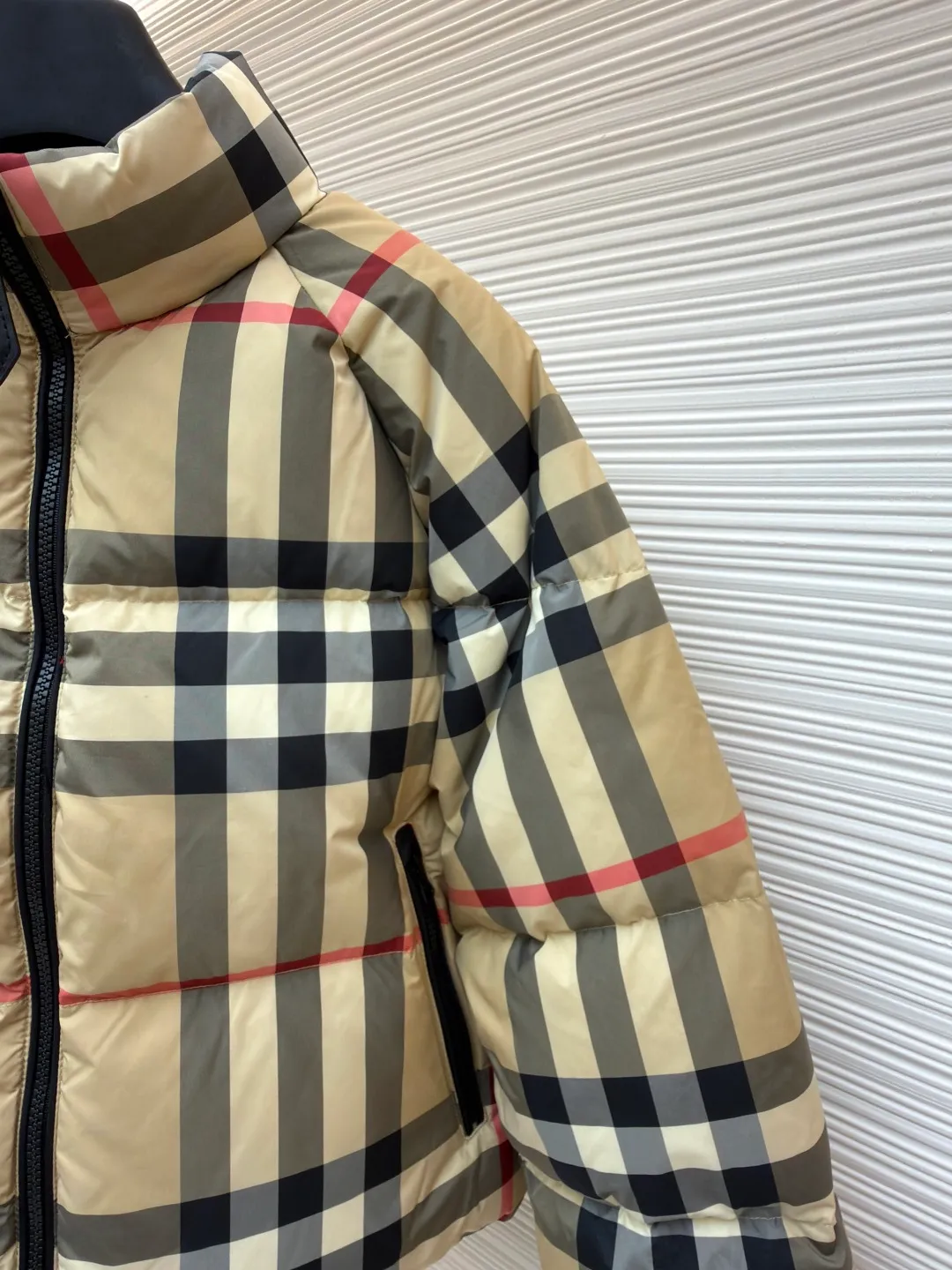 Burberry stand collar plaid short down jacket ●Original version: Purchased and developed by 5829 ●Item number: 1681400-D15 ●Material: white duck down fabric ●Technology: mechanical down filling ●Color: khaki ●Version: fitted version ●Weight: about 840 grams ●Size: S-M-L ●Description: This down jacket is made of classic plaid fabric, with harmonious color matching and precise plaid alignment, and the process is extremely difficult. The stand-up collar design fits the neck and is windproof and warm. Made of high-quality zippers, they are smooth, durable and complement the overall style. The body is filled with high-quality down, which is fluffy and full and has excellent warmth retention. The cut is a short version, neat and fashionable, with smooth lines. Every stitching is fine and neat, and the hemming process is exquisite to prevent linting and threading. From the precise alignment of the plaid to the even filling of down, to the workmanship of the details, all reflect the strict requirements for craftsmanship. It not only retains the recognition of the classic plaid, but also gives it excellent warmth and fashion through exquisite craftsmanship. The overall wiring is straight and delicate, the fabric is comfortable and soft, and the color is consistent without color difference. It can be matched with the same style to create a fashionable look and control various occasions. Customized accessories, complete with three standards, same style for men and women!