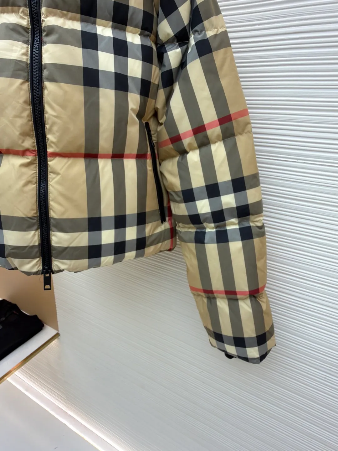 Burberry stand collar plaid short down jacket ●Original version: Purchased and developed by 5829 ●Item number: 1681400-D15 ●Material: white duck down fabric ●Technology: mechanical down filling ●Color: khaki ●Version: fitted version ●Weight: about 840 grams ●Size: S-M-L ●Description: This down jacket is made of classic plaid fabric, with harmonious color matching and precise plaid alignment, and the process is extremely difficult. The stand-up collar design fits the neck and is windproof and warm. Made of high-quality zippers, they are smooth, durable and complement the overall style. The body is filled with high-quality down, which is fluffy and full and has excellent warmth retention. The cut is a short version, neat and fashionable, with smooth lines. Every stitching is fine and neat, and the hemming process is exquisite to prevent linting and threading. From the precise alignment of the plaid to the even filling of down, to the workmanship of the details, all reflect the strict requirements for craftsmanship. It not only retains the recognition of the classic plaid, but also gives it excellent warmth and fashion through exquisite craftsmanship. The overall wiring is straight and delicate, the fabric is comfortable and soft, and the color is consistent without color difference. It can be matched with the same style to create a fashionable look and control various occasions. Customized accessories, complete with three standards, same style for men and women!
