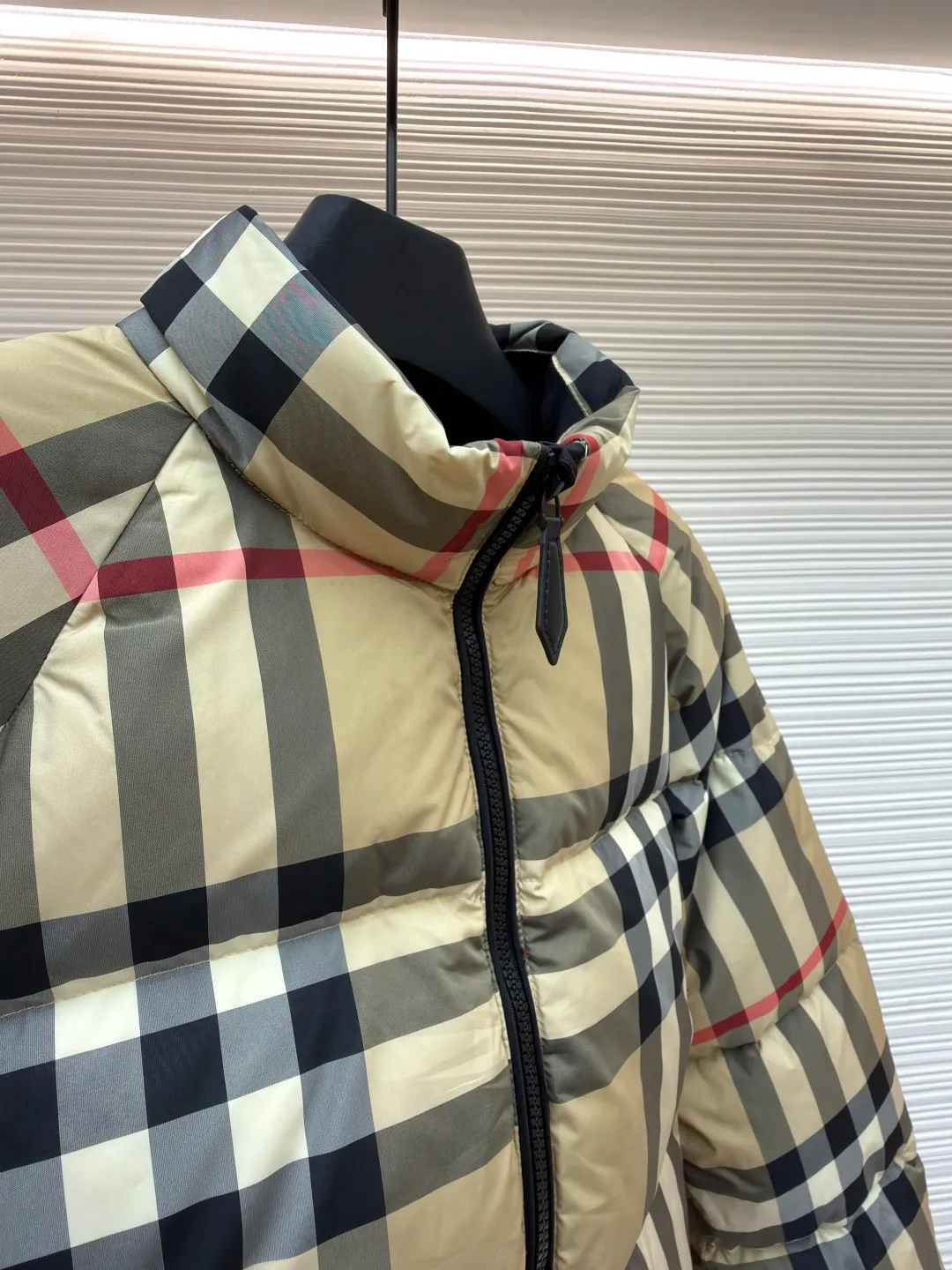 Burberry stand collar plaid short down jacket ●Original version: Purchased and developed by 5829 ●Item number: 1681400-D15 ●Material: white duck down fabric ●Technology: mechanical down filling ●Color: khaki ●Version: fitted version ●Weight: about 840 grams ●Size: S-M-L ●Description: This down jacket is made of classic plaid fabric, with harmonious color matching and precise plaid alignment, and the process is extremely difficult. The stand-up collar design fits the neck and is windproof and warm. Made of high-quality zippers, they are smooth, durable and complement the overall style. The body is filled with high-quality down, which is fluffy and full and has excellent warmth retention. The cut is a short version, neat and fashionable, with smooth lines. Every stitching is fine and neat, and the hemming process is exquisite to prevent linting and threading. From the precise alignment of the plaid to the even filling of down, to the workmanship of the details, all reflect the strict requirements for craftsmanship. It not only retains the recognition of the classic plaid, but also gives it excellent warmth and fashion through exquisite craftsmanship. The overall wiring is straight and delicate, the fabric is comfortable and soft, and the color is consistent without color difference. It can be matched with the same style to create a fashionable look and control various occasions. Customized accessories, complete with three standards, same style for men and women!