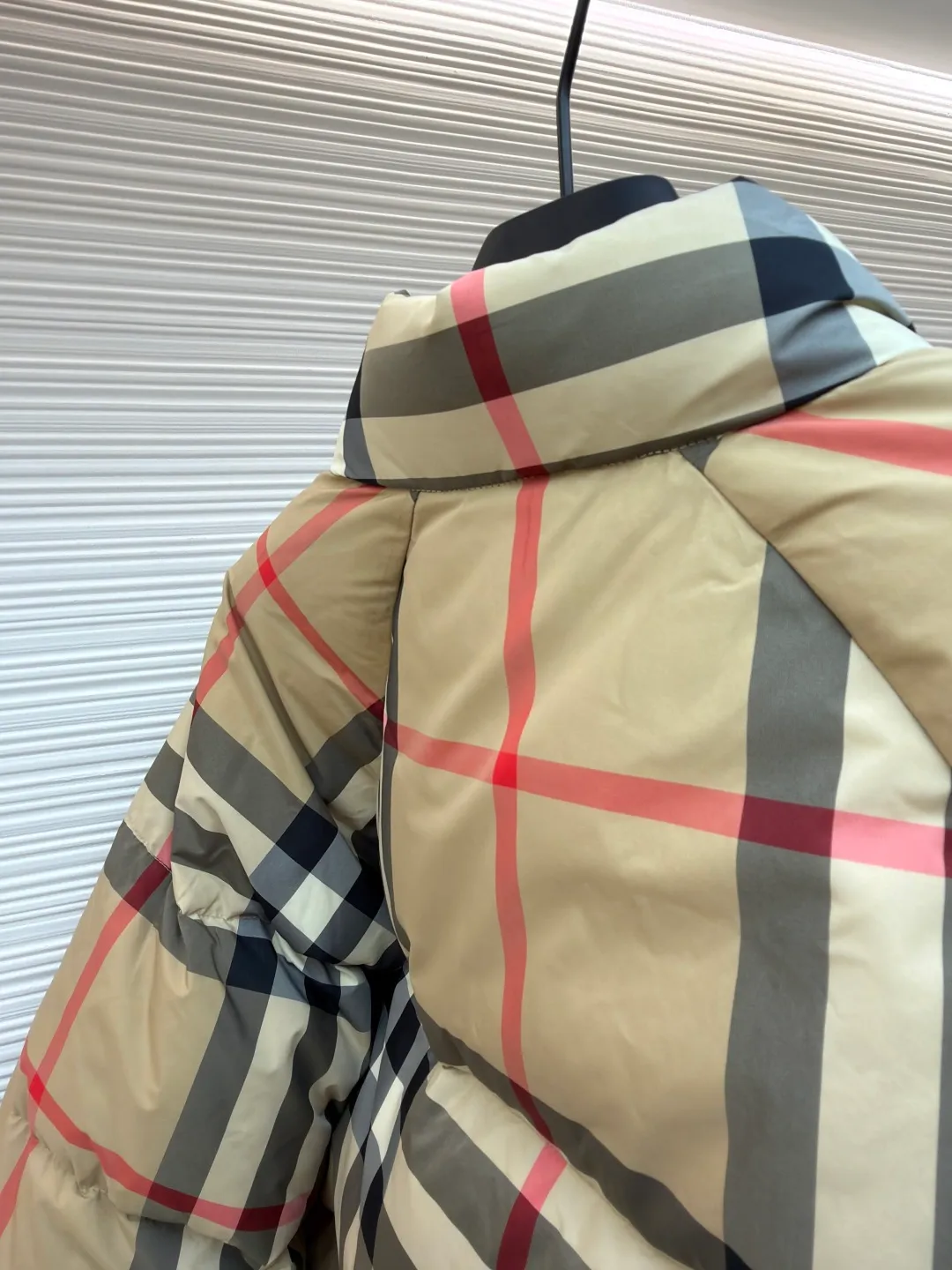 Burberry stand collar plaid short down jacket ●Original version: Purchased and developed by 5829 ●Item number: 1681400-D15 ●Material: white duck down fabric ●Technology: mechanical down filling ●Color: khaki ●Version: fitted version ●Weight: about 840 grams ●Size: S-M-L ●Description: This down jacket is made of classic plaid fabric, with harmonious color matching and precise plaid alignment, and the process is extremely difficult. The stand-up collar design fits the neck and is windproof and warm. Made of high-quality zippers, they are smooth, durable and complement the overall style. The body is filled with high-quality down, which is fluffy and full and has excellent warmth retention. The cut is a short version, neat and fashionable, with smooth lines. Every stitching is fine and neat, and the hemming process is exquisite to prevent linting and threading. From the precise alignment of the plaid to the even filling of down, to the workmanship of the details, all reflect the strict requirements for craftsmanship. It not only retains the recognition of the classic plaid, but also gives it excellent warmth and fashion through exquisite craftsmanship. The overall wiring is straight and delicate, the fabric is comfortable and soft, and the color is consistent without color difference. It can be matched with the same style to create a fashionable look and control various occasions. Customized accessories, complete with three standards, same style for men and women!