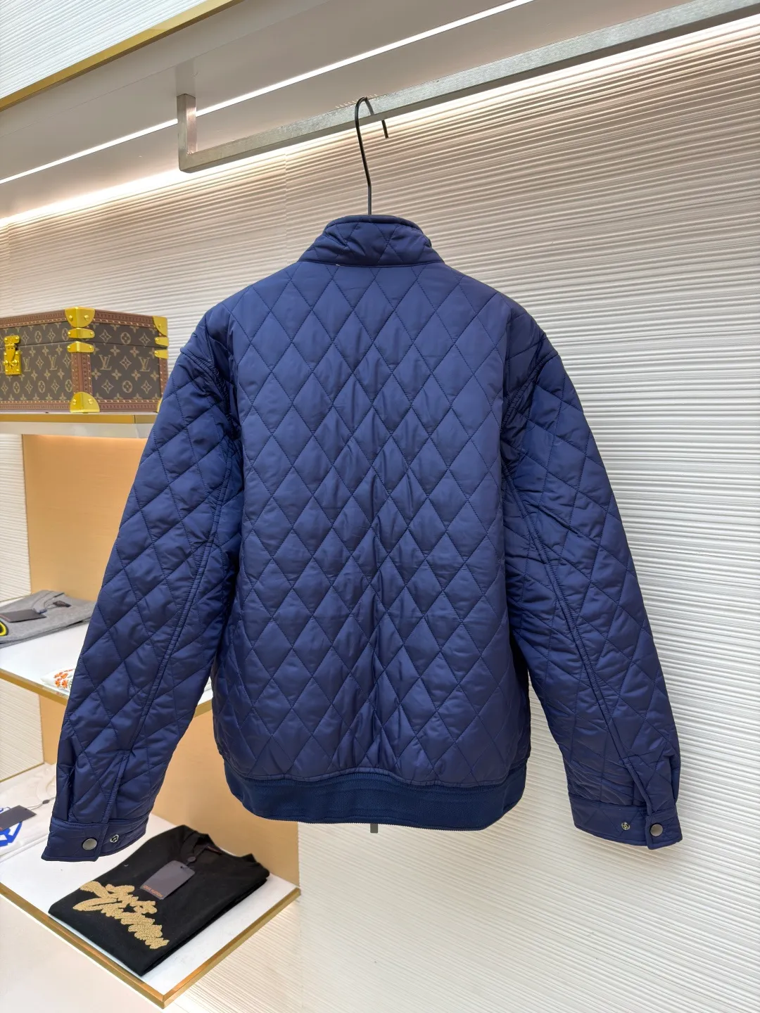 Burberry quilted nylon two-way zipper closure cotton jacket ●Original version: purchased and developed by 7293 ●Item number: 1681523-B70 ●Fabric: nylon fabric ●Technology: knitted jacquard production ●Color: navy blue ●Version: fitted version ●Weight: about 865 grams ●Size: S-M-L ●Description: This jacket is made of high-quality nylon fabric, with a delicate diamond-shaped quilted texture on the surface, which not only increases the visual layering, but also improves the thermal performance. The classic stand-up collar design and smooth zipper closure make it easy to put on and take off while highlighting the brand's classic aesthetics. The inner lining adopts a classic plaid design, with delicate details and a strong three-dimensional effect. Tailored fit to fit your body shape, showing an elegant and capable style. The ribbed design on the cuffs and hem not only increases wearing comfort, but also effectively prevents cold wind from intruding. Every stitch and thread is strictly controlled to ensure the durability and sophistication of the jacket. Whether it is for daily outings or casual gatherings, this jacket can be easily worn and is an indispensable fashion item in the wardrobe. The overall wiring is straight and delicate, the fabric is comfortable and soft, and the color is consistent without color difference. It can be matched with the same style to create a fashionable look and control various occasions. Customized accessories, complete with three standards, same style for men and women!