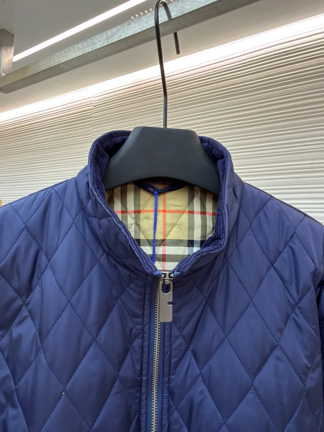 Burberry quilted nylon two-way zipper closure cotton jacket ●Original version: purchased and developed by 7293 ●Item number: 1681523-B70 ●Fabric: nylon fabric ●Technology: knitted jacquard production ●Color: navy blue ●Version: fitted version ●Weight: about 865 grams ●Size: S-M-L ●Description: This jacket is made of high-quality nylon fabric, with a delicate diamond-shaped quilted texture on the surface, which not only increases the visual layering, but also improves the thermal performance. The classic stand-up collar design and smooth zipper closure make it easy to put on and take off while highlighting the brand's classic aesthetics. The inner lining adopts a classic plaid design, with delicate details and a strong three-dimensional effect. Tailored fit to fit your body shape, showing an elegant and capable style. The ribbed design on the cuffs and hem not only increases wearing comfort, but also effectively prevents cold wind from intruding. Every stitch and thread is strictly controlled to ensure the durability and sophistication of the jacket. Whether it is for daily outings or casual gatherings, this jacket can be easily worn and is an indispensable fashion item in the wardrobe. The overall wiring is straight and delicate, the fabric is comfortable and soft, and the color is consistent without color difference. It can be matched with the same style to create a fashionable look and control various occasions. Customized accessories, complete with three standards, same style for men and women!