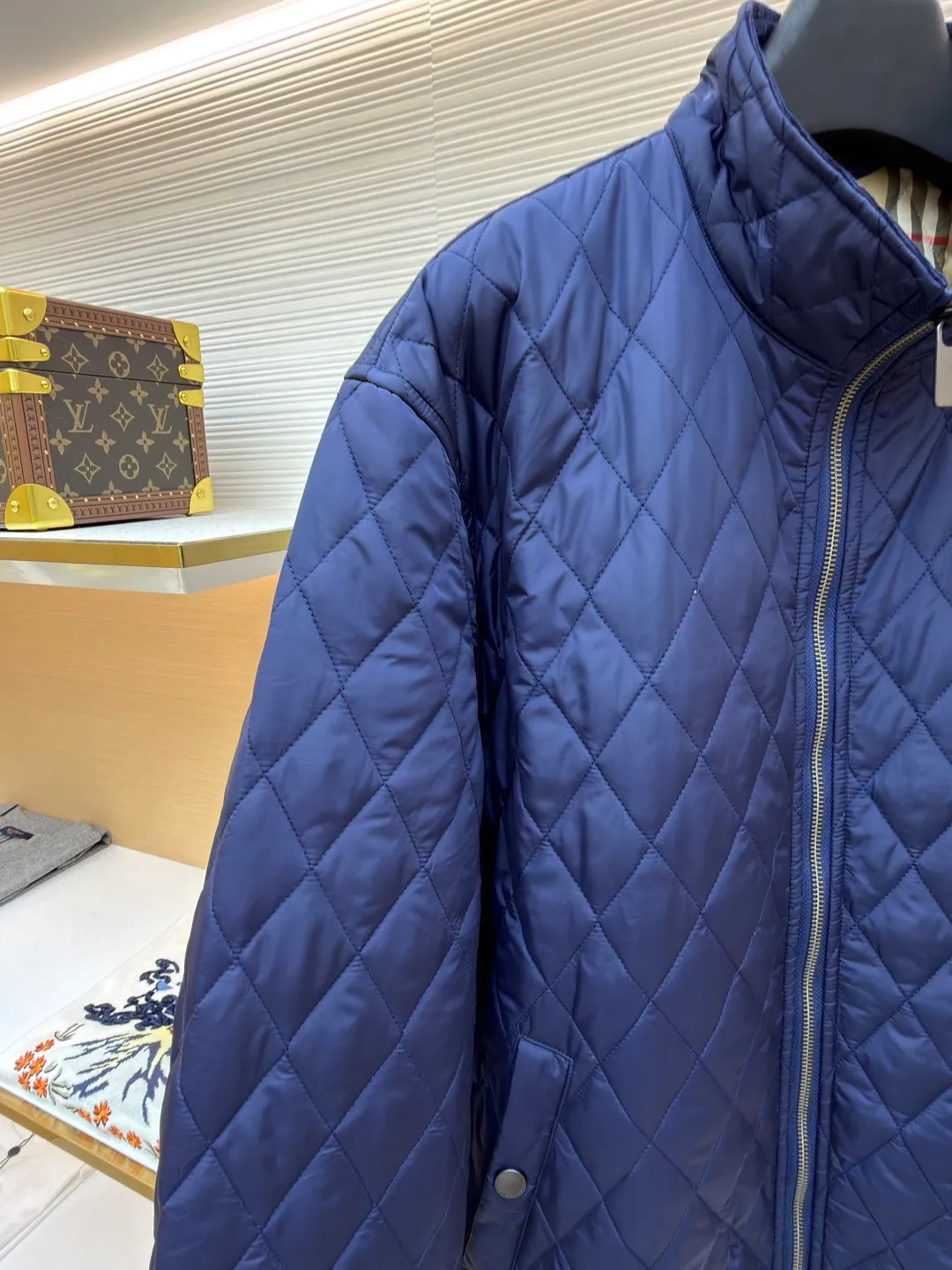 Burberry quilted nylon two-way zipper closure cotton jacket ●Original version: purchased and developed by 7293 ●Item number: 1681523-B70 ●Fabric: nylon fabric ●Technology: knitted jacquard production ●Color: navy blue ●Version: fitted version ●Weight: about 865 grams ●Size: S-M-L ●Description: This jacket is made of high-quality nylon fabric, with a delicate diamond-shaped quilted texture on the surface, which not only increases the visual layering, but also improves the thermal performance. The classic stand-up collar design and smooth zipper closure make it easy to put on and take off while highlighting the brand's classic aesthetics. The inner lining adopts a classic plaid design, with delicate details and a strong three-dimensional effect. Tailored fit to fit your body shape, showing an elegant and capable style. The ribbed design on the cuffs and hem not only increases wearing comfort, but also effectively prevents cold wind from intruding. Every stitch and thread is strictly controlled to ensure the durability and sophistication of the jacket. Whether it is for daily outings or casual gatherings, this jacket can be easily worn and is an indispensable fashion item in the wardrobe. The overall wiring is straight and delicate, the fabric is comfortable and soft, and the color is consistent without color difference. It can be matched with the same style to create a fashionable look and control various occasions. Customized accessories, complete with three standards, same style for men and women!