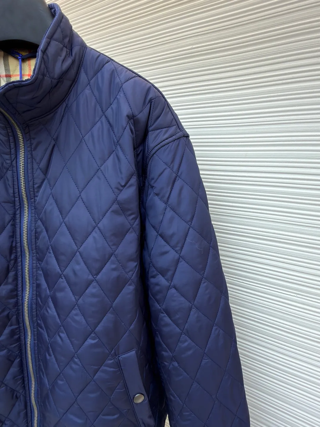 Burberry quilted nylon two-way zipper closure cotton jacket ●Original version: purchased and developed by 7293 ●Item number: 1681523-B70 ●Fabric: nylon fabric ●Technology: knitted jacquard production ●Color: navy blue ●Version: fitted version ●Weight: about 865 grams ●Size: S-M-L ●Description: This jacket is made of high-quality nylon fabric, with a delicate diamond-shaped quilted texture on the surface, which not only increases the visual layering, but also improves the thermal performance. The classic stand-up collar design and smooth zipper closure make it easy to put on and take off while highlighting the brand's classic aesthetics. The inner lining adopts a classic plaid design, with delicate details and a strong three-dimensional effect. Tailored fit to fit your body shape, showing an elegant and capable style. The ribbed design on the cuffs and hem not only increases wearing comfort, but also effectively prevents cold wind from intruding. Every stitch and thread is strictly controlled to ensure the durability and sophistication of the jacket. Whether it is for daily outings or casual gatherings, this jacket can be easily worn and is an indispensable fashion item in the wardrobe. The overall wiring is straight and delicate, the fabric is comfortable and soft, and the color is consistent without color difference. It can be matched with the same style to create a fashionable look and control various occasions. Customized accessories, complete with three standards, same style for men and women!