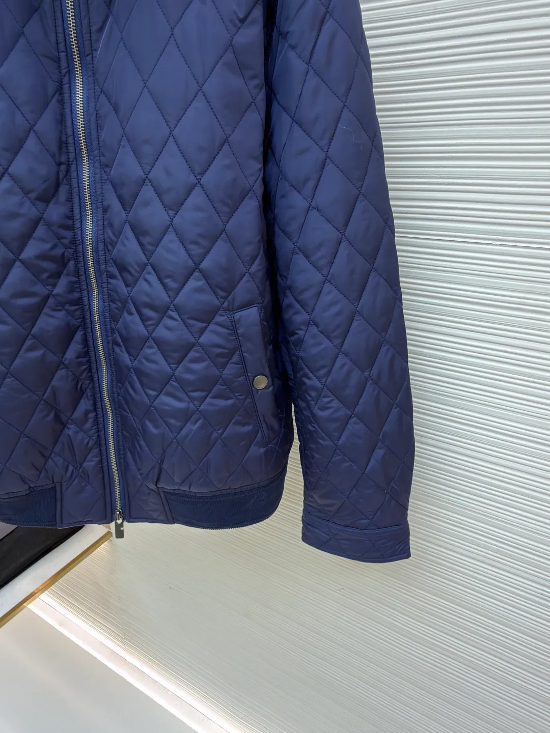 Burberry quilted nylon two-way zipper closure cotton jacket ●Original version: purchased and developed by 7293 ●Item number: 1681523-B70 ●Fabric: nylon fabric ●Technology: knitted jacquard production ●Color: navy blue ●Version: fitted version ●Weight: about 865 grams ●Size: S-M-L ●Description: This jacket is made of high-quality nylon fabric, with a delicate diamond-shaped quilted texture on the surface, which not only increases the visual layering, but also improves the thermal performance. The classic stand-up collar design and smooth zipper closure make it easy to put on and take off while highlighting the brand's classic aesthetics. The inner lining adopts a classic plaid design, with delicate details and a strong three-dimensional effect. Tailored fit to fit your body shape, showing an elegant and capable style. The ribbed design on the cuffs and hem not only increases wearing comfort, but also effectively prevents cold wind from intruding. Every stitch and thread is strictly controlled to ensure the durability and sophistication of the jacket. Whether it is for daily outings or casual gatherings, this jacket can be easily worn and is an indispensable fashion item in the wardrobe. The overall wiring is straight and delicate, the fabric is comfortable and soft, and the color is consistent without color difference. It can be matched with the same style to create a fashionable look and control various occasions. Customized accessories, complete with three standards, same style for men and women!