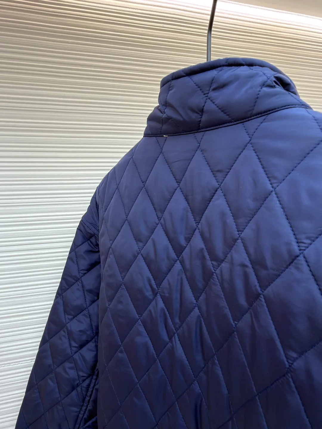Burberry quilted nylon two-way zipper closure cotton jacket ●Original version: purchased and developed by 7293 ●Item number: 1681523-B70 ●Fabric: nylon fabric ●Technology: knitted jacquard production ●Color: navy blue ●Version: fitted version ●Weight: about 865 grams ●Size: S-M-L ●Description: This jacket is made of high-quality nylon fabric, with a delicate diamond-shaped quilted texture on the surface, which not only increases the visual layering, but also improves the thermal performance. The classic stand-up collar design and smooth zipper closure make it easy to put on and take off while highlighting the brand's classic aesthetics. The inner lining adopts a classic plaid design, with delicate details and a strong three-dimensional effect. Tailored fit to fit your body shape, showing an elegant and capable style. The ribbed design on the cuffs and hem not only increases wearing comfort, but also effectively prevents cold wind from intruding. Every stitch and thread is strictly controlled to ensure the durability and sophistication of the jacket. Whether it is for daily outings or casual gatherings, this jacket can be easily worn and is an indispensable fashion item in the wardrobe. The overall wiring is straight and delicate, the fabric is comfortable and soft, and the color is consistent without color difference. It can be matched with the same style to create a fashionable look and control various occasions. Customized accessories, complete with three standards, same style for men and women!