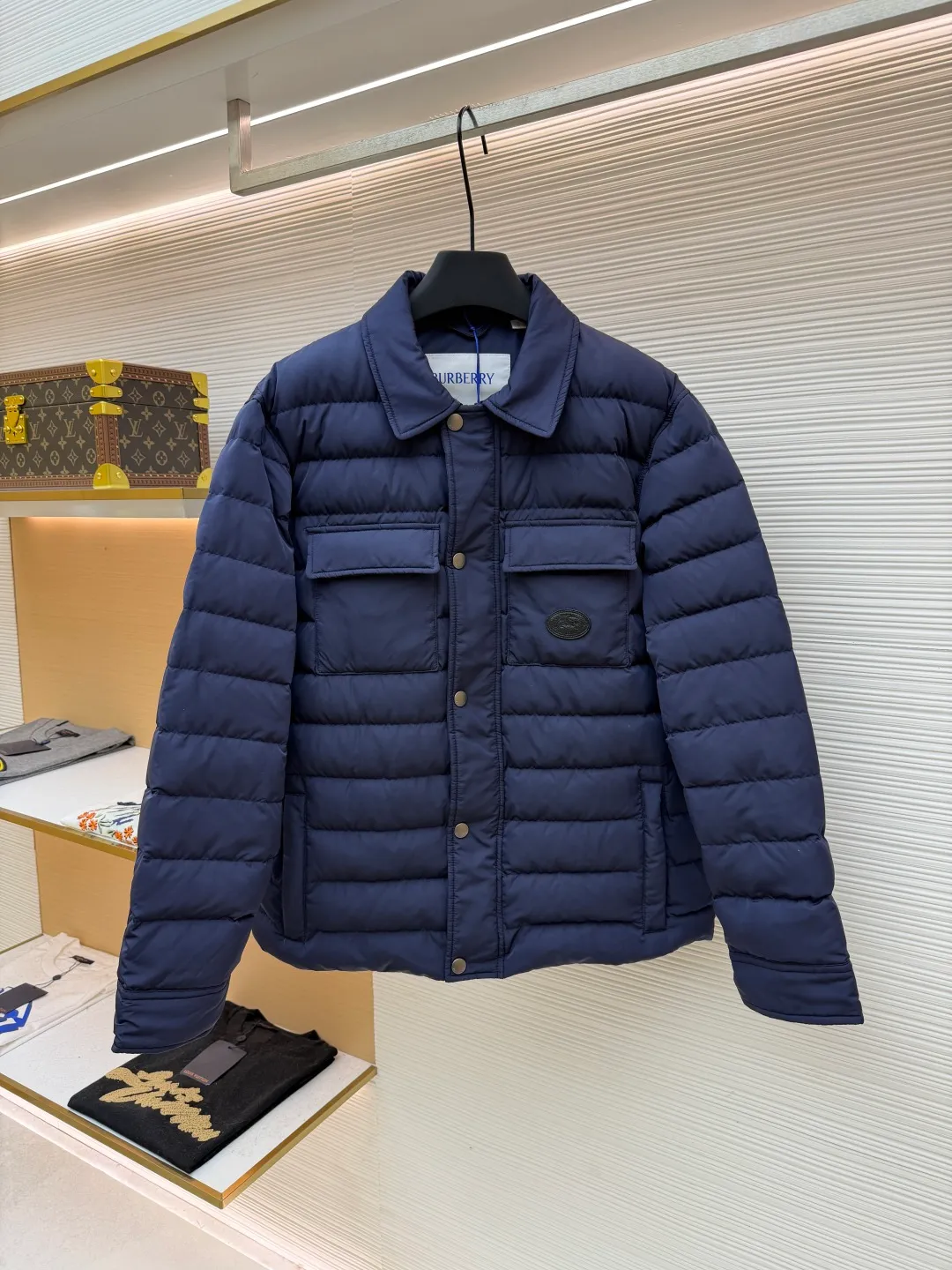 Burberry light leather label down jacket ●Original version: Purchased and developed by 6125 ●Item number: 1681879-C95 ●Fabric: white duck down fabric ●Technology: mechanical down filling ●Color: navy blue ●Version: fitted version ●Weight: about 780 grams ●Size: S-M-L-XL ●Description: High-density nylon taffeta: Made of 100D nylon fabric, density ≥230T, durable Slightly calendered (showing low-key luster), and fluorine-free waterproof coating (DWR) to ensure water repellency while maintaining breathability (refer to the slightly wrinkled texture and stiffness of the fabric in the picture) Anti-velvet gallbladder: Use high-density polyester gallbladder cloth (such as gallbladder silk spinning) above 300T to ensure that the down does not rip through velvet, and is light and thin without affecting the fluffiness. Filling 900-fill white duck down (85%-90% down content) ensures a full three-dimensional effect but not too bloated. It uses YKK brand No. 5 nylon zipper (matte dark gray/black, close to the fabric). The zipper teeth are fine-toothed and flat-toothed. The puller is simple and square. The brand logo is etched on the surface. The outside of the zipper needs to be seamed. 1.5cm wide windproof placket made of the same color fabric (double-layered, with thin cotton strips sandwiched inside to increase stiffness). The cuffs are fake two-piece design (the outer layer is folded cuffs, and the inner layer is ribbed). The outer cuffs are equipped with 2 metal buttons (diameter 12mm, the same series as the pocket snaps), with a spacing of 3cm. The buttonholes are hand-made keyholes (double-line seaming, precise aperture). They are made of first-layer calfskin (thickness 0.8-mm). The leather surface is matte aniline dyed and the edges are warped. Oil edge treatment (thickness 0.3mm, round and smooth, color consistent with leather label). The brand pattern (knight logo + text) on the surface of the leather label adopts embossing + hot stamping/silvering technology. The overall wiring is straight and delicate, the fabric is comfortable and soft, and the color is consistent without color difference. It can be matched with the same style to create a fashionable look and control various occasions. Customized accessories, complete with three labels, same style for men and women!