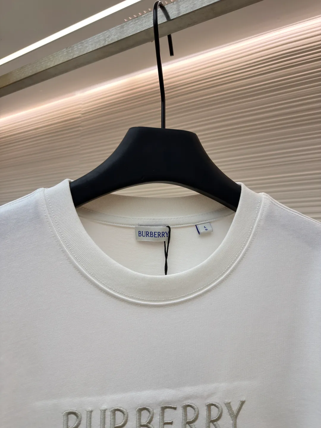 Burberry Thin Line War Horse Embroidery Round Neck Short Sleeve ●Original version: 3250 purchase and development ●Item number: 1681453-X90 ●Fabric: pure cotton fabric ●Technology: embroidery production ●Color: white ●Version: fitted version ●Weight: about 300 grams ●Size: S-M-L-XL ●Description: This T-shirt is made of high-quality pure cotton fabric, which is skin-friendly and breathable. Black and off-white tones are classic and versatile. The brand knight logo on the front adopts precision embroidery technology. The silk thread is rich in color, the stitching is delicate and three-dimensional, and the pattern is rich in layers, highlighting the high brand recognition. The round neck structure is processed by overlocking technology, and the neckline fits the neck and is not easily deformed. The body of the garment is sewn using industrial-grade flat stitching technology. The stitches are smooth and even, and the stitches at the hem and cuffs are fine and firm. From the selection of pure cotton fabrics to the control of embroidery details, every process reflects Burberry's pursuit of craft precision and classic style. It not only retains the daily practicality of the T-shirt, but also demonstrates the brand's light luxury recognition through exquisite embroidery. It is a fusion of casual style and exquisite craftsmanship. The overall wiring is straight and delicate, the fabric is comfortable and soft, and the color is consistent without color difference. It can be matched with the same style to create a fashionable look and control various occasions. Customized accessories, complete with three standards, same style for men and women!