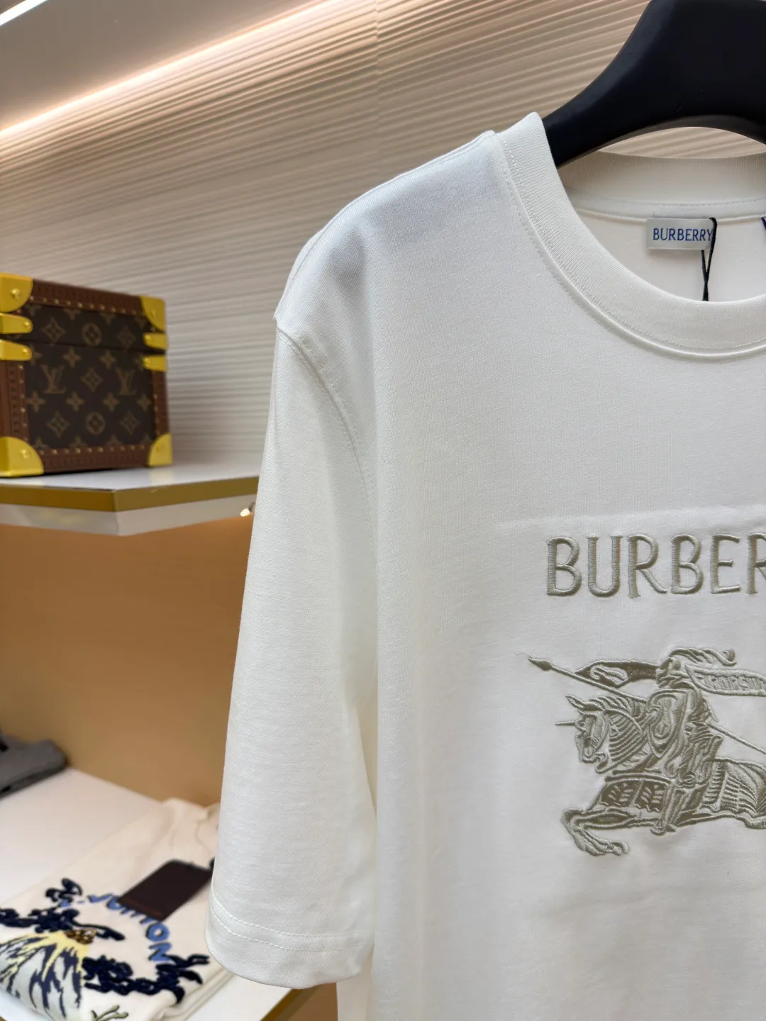 Burberry Thin Line War Horse Embroidery Round Neck Short Sleeve ●Original version: 3250 purchase and development ●Item number: 1681453-X90 ●Fabric: pure cotton fabric ●Technology: embroidery production ●Color: white ●Version: fitted version ●Weight: about 300 grams ●Size: S-M-L-XL ●Description: This T-shirt is made of high-quality pure cotton fabric, which is skin-friendly and breathable. Black and off-white tones are classic and versatile. The brand knight logo on the front adopts precision embroidery technology. The silk thread is rich in color, the stitching is delicate and three-dimensional, and the pattern is rich in layers, highlighting the high brand recognition. The round neck structure is processed by overlocking technology, and the neckline fits the neck and is not easily deformed. The body of the garment is sewn using industrial-grade flat stitching technology. The stitches are smooth and even, and the stitches at the hem and cuffs are fine and firm. From the selection of pure cotton fabrics to the control of embroidery details, every process reflects Burberry's pursuit of craft precision and classic style. It not only retains the daily practicality of the T-shirt, but also demonstrates the brand's light luxury recognition through exquisite embroidery. It is a fusion of casual style and exquisite craftsmanship. The overall wiring is straight and delicate, the fabric is comfortable and soft, and the color is consistent without color difference. It can be matched with the same style to create a fashionable look and control various occasions. Customized accessories, complete with three standards, same style for men and women!