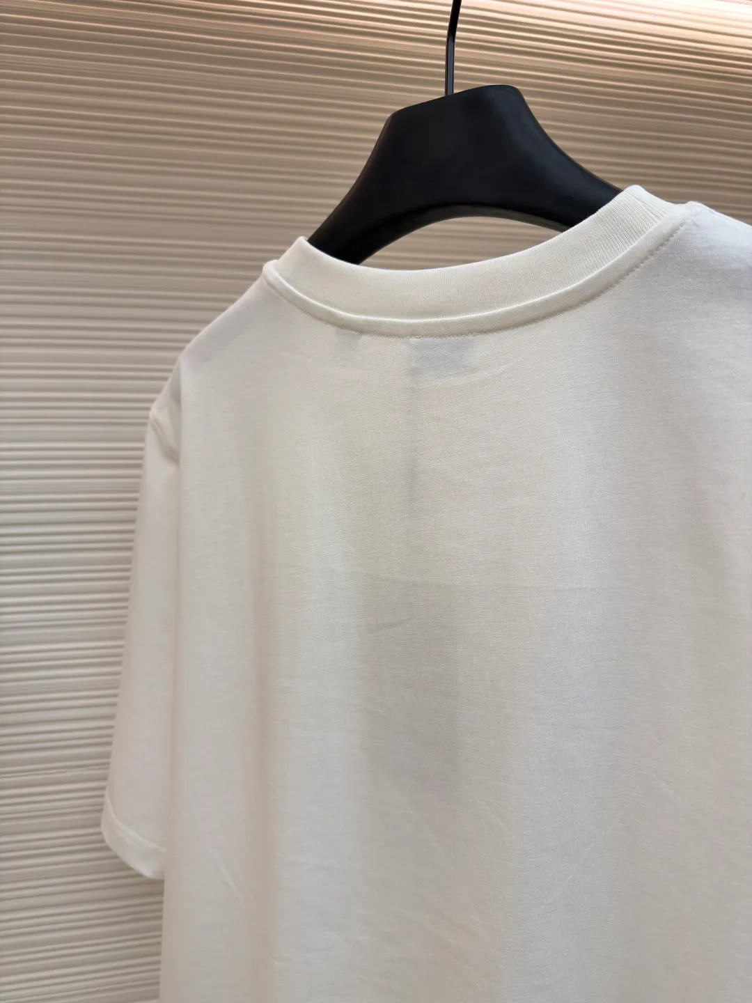 Burberry Thin Line War Horse Embroidery Round Neck Short Sleeve ●Original version: 3250 purchase and development ●Item number: 1681453-X90 ●Fabric: pure cotton fabric ●Technology: embroidery production ●Color: white ●Version: fitted version ●Weight: about 300 grams ●Size: S-M-L-XL ●Description: This T-shirt is made of high-quality pure cotton fabric, which is skin-friendly and breathable. Black and off-white tones are classic and versatile. The brand knight logo on the front adopts precision embroidery technology. The silk thread is rich in color, the stitching is delicate and three-dimensional, and the pattern is rich in layers, highlighting the high brand recognition. The round neck structure is processed by overlocking technology, and the neckline fits the neck and is not easily deformed. The body of the garment is sewn using industrial-grade flat stitching technology. The stitches are smooth and even, and the stitches at the hem and cuffs are fine and firm. From the selection of pure cotton fabrics to the control of embroidery details, every process reflects Burberry's pursuit of craft precision and classic style. It not only retains the daily practicality of the T-shirt, but also demonstrates the brand's light luxury recognition through exquisite embroidery. It is a fusion of casual style and exquisite craftsmanship. The overall wiring is straight and delicate, the fabric is comfortable and soft, and the color is consistent without color difference. It can be matched with the same style to create a fashionable look and control various occasions. Customized accessories, complete with three standards, same style for men and women!