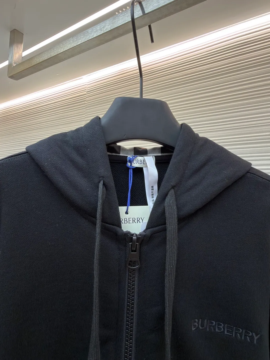Burberry classic embroidered LOGO hooded long-sleeved sweatshirt ●Original version: purchased and developed by 3108 ●Item number: 1682381-B15 ●Material: combed cotton fabric ●Technology: embroidery production ●Color: black ●Version: fitted version ●Weight: about 905 grams ●Size: S-M-L ●Description: This Burberry classic embroidered LOGO hooded sweatshirt is made of 380g combed cotton terry fabric, which has been treated with an enzyme washing process. The fabric is soft and skin-friendly and has good hygroscopicity. It has also been pre-shrunk and anti-pilling, making it less likely to deform and fluff after washing. The inside of the hood is spliced ​​with the brand's classic plaid fabric, using manual alignment and splicing technology. The alignment error of the plaid pattern does not exceed 0.3cm. The drawstring is a custom-made pure cotton rope strap, and the metal rope head is polished for a refined texture. The front is equipped with a YKK customized metal zipper, which is smooth, easy to pull and anti-oxidation. The brand LOGO on the chest adopts imported flat embroidery technology. The embroidery thread is made of high color fastness yarn. The stitches are fine and even, and the pattern is three-dimensional and clear. The kangaroo pocket is an integrated tailoring design with double-needle seaming reinforcement at the edges. The high-elastic rib fabric on the cuffs and hem is custom-woven and dyed, so it will not loosen after long-term wear. The overall seams are overlocked and the details combine the brand's classic elements with exquisite clothing craftsmanship. The fit is loose and comfortable, suitable for daily wear. The overall wiring is straight and delicate, the fabric is comfortable and soft, and the color is consistent without color difference. It can be matched with the same style to create a fashionable look and control various occasions. Customized accessories, complete with three standards, same style for men and women!