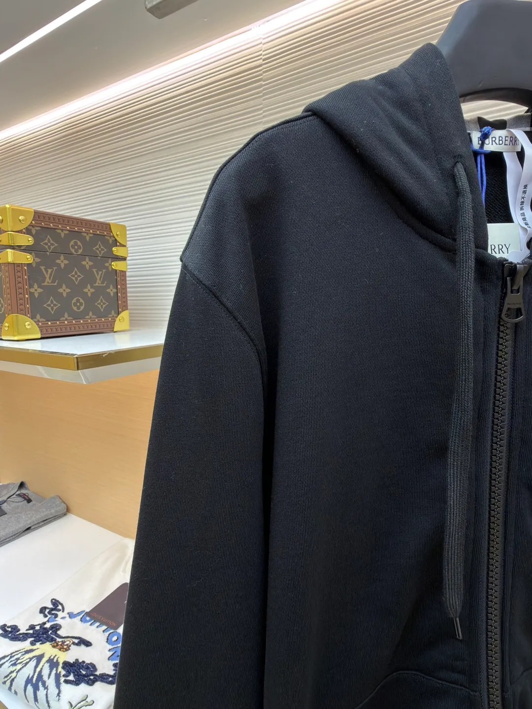 Burberry classic embroidered LOGO hooded long-sleeved sweatshirt ●Original version: purchased and developed by 3108 ●Item number: 1682381-B15 ●Material: combed cotton fabric ●Technology: embroidery production ●Color: black ●Version: fitted version ●Weight: about 905 grams ●Size: S-M-L ●Description: This Burberry classic embroidered LOGO hooded sweatshirt is made of 380g combed cotton terry fabric, which has been treated with an enzyme washing process. The fabric is soft and skin-friendly and has good hygroscopicity. It has also been pre-shrunk and anti-pilling, making it less likely to deform and fluff after washing. The inside of the hood is spliced ​​with the brand's classic plaid fabric, using manual alignment and splicing technology. The alignment error of the plaid pattern does not exceed 0.3cm. The drawstring is a custom-made pure cotton rope strap, and the metal rope head is polished for a refined texture. The front is equipped with a YKK customized metal zipper, which is smooth, easy to pull and anti-oxidation. The brand LOGO on the chest adopts imported flat embroidery technology. The embroidery thread is made of high color fastness yarn. The stitches are fine and even, and the pattern is three-dimensional and clear. The kangaroo pocket is an integrated tailoring design with double-needle seaming reinforcement at the edges. The high-elastic rib fabric on the cuffs and hem is custom-woven and dyed, so it will not loosen after long-term wear. The overall seams are overlocked and the details combine the brand's classic elements with exquisite clothing craftsmanship. The fit is loose and comfortable, suitable for daily wear. The overall wiring is straight and delicate, the fabric is comfortable and soft, and the color is consistent without color difference. It can be matched with the same style to create a fashionable look and control various occasions. Customized accessories, complete with three standards, same style for men and women!