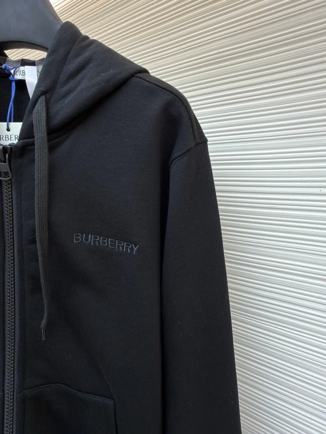 Burberry classic embroidered LOGO hooded long-sleeved sweatshirt ●Original version: purchased and developed by 3108 ●Item number: 1682381-B15 ●Material: combed cotton fabric ●Technology: embroidery production ●Color: black ●Version: fitted version ●Weight: about 905 grams ●Size: S-M-L ●Description: This Burberry classic embroidered LOGO hooded sweatshirt is made of 380g combed cotton terry fabric, which has been treated with an enzyme washing process. The fabric is soft and skin-friendly and has good hygroscopicity. It has also been pre-shrunk and anti-pilling, making it less likely to deform and fluff after washing. The inside of the hood is spliced ​​with the brand's classic plaid fabric, using manual alignment and splicing technology. The alignment error of the plaid pattern does not exceed 0.3cm. The drawstring is a custom-made pure cotton rope strap, and the metal rope head is polished for a refined texture. The front is equipped with a YKK customized metal zipper, which is smooth, easy to pull and anti-oxidation. The brand LOGO on the chest adopts imported flat embroidery technology. The embroidery thread is made of high color fastness yarn. The stitches are fine and even, and the pattern is three-dimensional and clear. The kangaroo pocket is an integrated tailoring design with double-needle seaming reinforcement at the edges. The high-elastic rib fabric on the cuffs and hem is custom-woven and dyed, so it will not loosen after long-term wear. The overall seams are overlocked and the details combine the brand's classic elements with exquisite clothing craftsmanship. The fit is loose and comfortable, suitable for daily wear. The overall wiring is straight and delicate, the fabric is comfortable and soft, and the color is consistent without color difference. It can be matched with the same style to create a fashionable look and control various occasions. Customized accessories, complete with three standards, same style for men and women!