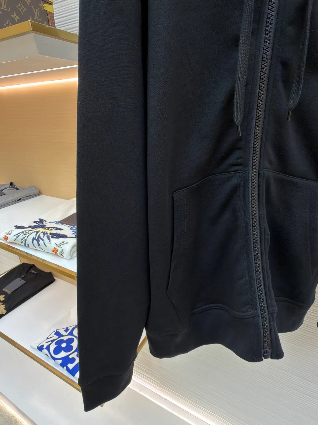 Burberry classic embroidered LOGO hooded long-sleeved sweatshirt ●Original version: purchased and developed by 3108 ●Item number: 1682381-B15 ●Material: combed cotton fabric ●Technology: embroidery production ●Color: black ●Version: fitted version ●Weight: about 905 grams ●Size: S-M-L ●Description: This Burberry classic embroidered LOGO hooded sweatshirt is made of 380g combed cotton terry fabric, which has been treated with an enzyme washing process. The fabric is soft and skin-friendly and has good hygroscopicity. It has also been pre-shrunk and anti-pilling, making it less likely to deform and fluff after washing. The inside of the hood is spliced ​​with the brand's classic plaid fabric, using manual alignment and splicing technology. The alignment error of the plaid pattern does not exceed 0.3cm. The drawstring is a custom-made pure cotton rope strap, and the metal rope head is polished for a refined texture. The front is equipped with a YKK customized metal zipper, which is smooth, easy to pull and anti-oxidation. The brand LOGO on the chest adopts imported flat embroidery technology. The embroidery thread is made of high color fastness yarn. The stitches are fine and even, and the pattern is three-dimensional and clear. The kangaroo pocket is an integrated tailoring design with double-needle seaming reinforcement at the edges. The high-elastic rib fabric on the cuffs and hem is custom-woven and dyed, so it will not loosen after long-term wear. The overall seams are overlocked and the details combine the brand's classic elements with exquisite clothing craftsmanship. The fit is loose and comfortable, suitable for daily wear. The overall wiring is straight and delicate, the fabric is comfortable and soft, and the color is consistent without color difference. It can be matched with the same style to create a fashionable look and control various occasions. Customized accessories, complete with three standards, same style for men and women!