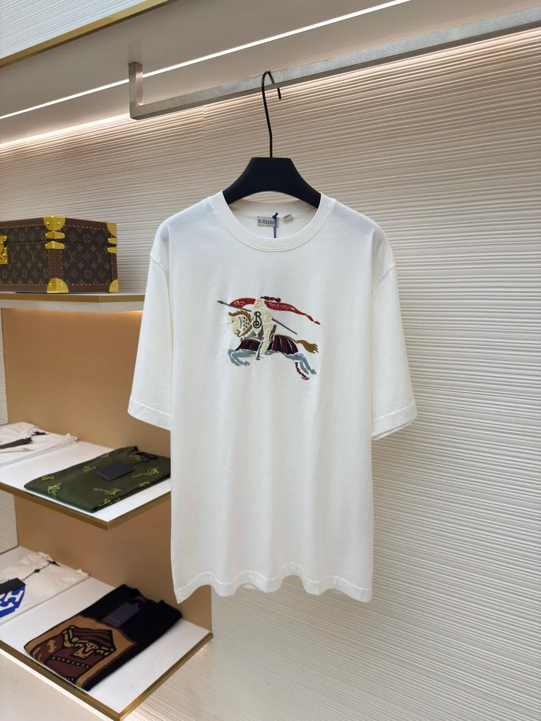 BURBERRY Colorful Cavalry Embroidered Round Neck Short Sleeve ●Original version: Purchased and developed by 2639 ●Item number: 1680691-A05 ●Fabric: pure cotton fabric ●Technology: embroidery production ●Version: fitted version ●Weight: about 240g ●Size: S-M-L-XL ●Description: Made of 15S fine cotton plain weave, 230g; with 32S double yarn thread, 300g. Fine cotton fabrics usually have better moisture absorption, breathability, wear resistance, and are also softer and smoother. Vintage fine cotton fabric is a relatively thick cotton fabric that has been carefully processed and treated to have excellent texture and performance. It feels soft and comfortable and fits the skin very well when worn. The colorful cavalry pattern is made of tatami embroidery. The geometric structure of tatami weaving and the embroidery stitches simulate its closely arranged rectangular units, which is a counted embroidery. High-precision operating machinery and equipment create tatami embroidery, using fixed-dyed mercerized embroidery thread, which presents a high-grade gloss and is more flexible than ordinary embroidery thread. The overall smoothness, detail processing, neatness with needles, smoothness and brightness, clear silk lines, and the edges are too neat as if cut by a knife. The overall wiring is straight and delicate, the fabric is comfortable and soft, and the color is consistent without color difference. It can be matched with the same style to create a fashionable look and control various occasions. Customized accessories, complete with three standards, same style for men and women!