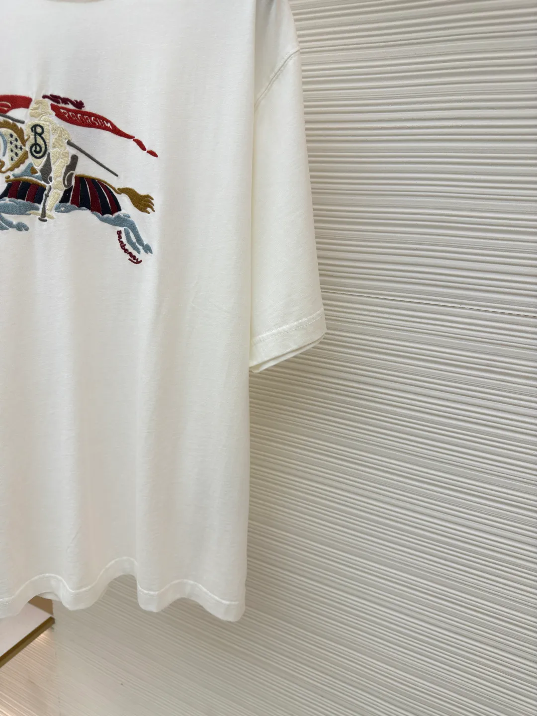 BURBERRY Colorful Cavalry Embroidered Round Neck Short Sleeve ●Original version: Purchased and developed by 2639 ●Item number: 1680691-A05 ●Fabric: pure cotton fabric ●Technology: embroidery production ●Version: fitted version ●Weight: about 240g ●Size: S-M-L-XL ●Description: Made of 15S fine cotton plain weave, 230g; with 32S double yarn thread, 300g. Fine cotton fabrics usually have better moisture absorption, breathability, wear resistance, and are also softer and smoother. Vintage fine cotton fabric is a relatively thick cotton fabric that has been carefully processed and treated to have excellent texture and performance. It feels soft and comfortable and fits the skin very well when worn. The colorful cavalry pattern is made of tatami embroidery. The geometric structure of tatami weaving and the embroidery stitches simulate its closely arranged rectangular units, which is a counted embroidery. High-precision operating machinery and equipment create tatami embroidery, using fixed-dyed mercerized embroidery thread, which presents a high-grade gloss and is more flexible than ordinary embroidery thread. The overall smoothness, detail processing, neatness with needles, smoothness and brightness, clear silk lines, and the edges are too neat as if cut by a knife. The overall wiring is straight and delicate, the fabric is comfortable and soft, and the color is consistent without color difference. It can be matched with the same style to create a fashionable look and control various occasions. Customized accessories, complete with three standards, same style for men and women!